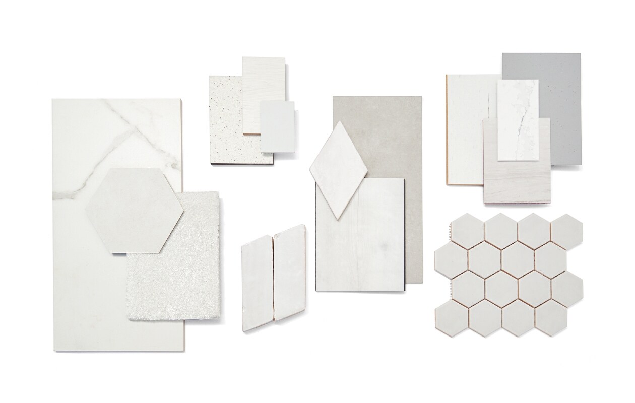 Vloertegel Classic Off White mat, in meerdere maten verkrijgbaar, afgebeeld 30×60 cm, per m² € 62,- (vtwonen.be), pvc-vloer Moduleo Moods hexagon Jura Stone 46110, 45,2×39,2 cm, per m² € 59,95 (moduleo.nl), tapijt Obsession 03 xxxxxx € xxxx (belakos.nl), gietvloer UV Mezzoterrazzo, kleur Milky, prijs op aanvraag (drtvloeren.nl), laminaat Lamin’Art 832, White &amp; Hype, 129,2×19,4 cm € xxxx (tarkett.nl), gietvloer Puur, kleur As, prijs op aanvraag (odeaandevloer.nl), handgemaakte Marokkaanse vloertegel Platta Chevron Blanc, 23×7,4 cm, per m² € 112,22 (designtegels.nl), handgemaakte Spaanse keramische tegel Barro Diamond Old White, 13,95×24 cm, per m² € 79,50 (designtegels.nl), pvc Basic van vtwonen, kleur Light Grey, plankvorm 91,4×45,7 cm, dryback bevestiging per m² € 45,95, clickbevestiging per m² € 59,95 (vtwonen.be), pvc uit de Alpha Vinyl collectie, AVMP40204, kleur Sneeuw Den, 149,4×20,9 cm, per m² € 53,95 (quick-step.nl), laminaat uit de Signature collectie, SIG4753, kleur Eik Geverfd Wit, 138×21,2 cm, per m² € xxx (quick-step.nl), vloer- en wandafwerking Ethereal Dusk van Silestone, prijs op aanvraag (cosentino.nl), marmoleum Cocoa 3582 Earl Grey Chocolate, per m2 € xxx (forbo.nl), pvc Moduleo Layred Nublo 46941, 61×30,3 cm, per m² € 55,95 (moduleo.nl), keramische Spaanse hexagon tegel Barca Gris Mate, 7,9×9,1 cm, per m² € 136,50 (designtegels.nl).