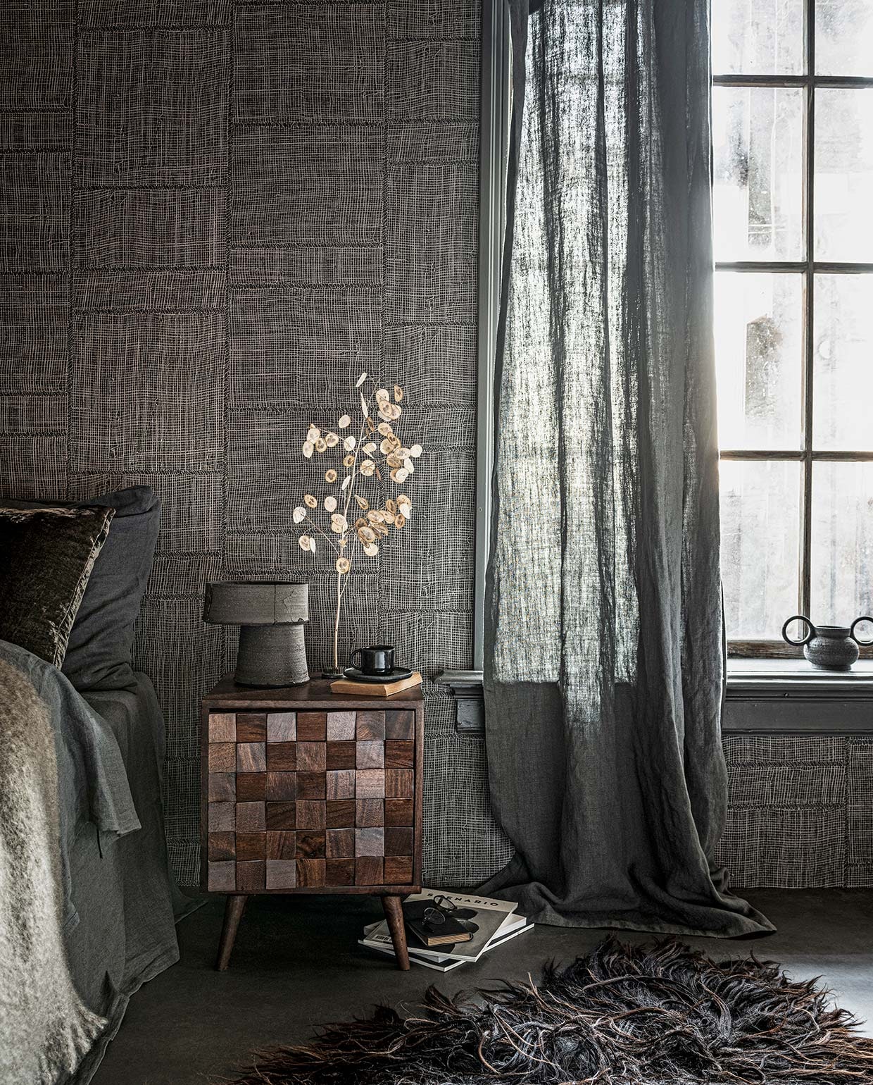 Vloer vtwonen Novilon Kwarts, 200 of 400 cm breed, per meter vanaf € 56,50 (vtwonen.be). Behang Twine in kleur Warm Steel uit Cameo collectie, 0,70×8,5 m (bxl), per rol € 199,- (arte-international.com). Lakverf op raamkozijn Ground Pepper, per liter € 57,30 (pure-original.nl). Linnen dekbedovertrek in kleur Slate vanaf € 139,-, linnen kussensloop in kleur Slate vanaf € 28,-, mohair plaid € 199,- (bymolle.com). Grijs fluwelen kussen van William Yeoward € 96,-, gordijn gemaakt van stof Brera Lino in kleur Granite, per meter € 71,- (wva.nl). Houten nachtkastje €149,- (zarahome.com). Keramieken tafellamp €375,-, zwarte keramieken pot met dubbel handvat € 45,- (studio-yen.com). Zwarte kop en schotel € 9,99 (hm.com). Schapenvacht € 189,- (vachtvanvilt.nl). Overig privébezit.