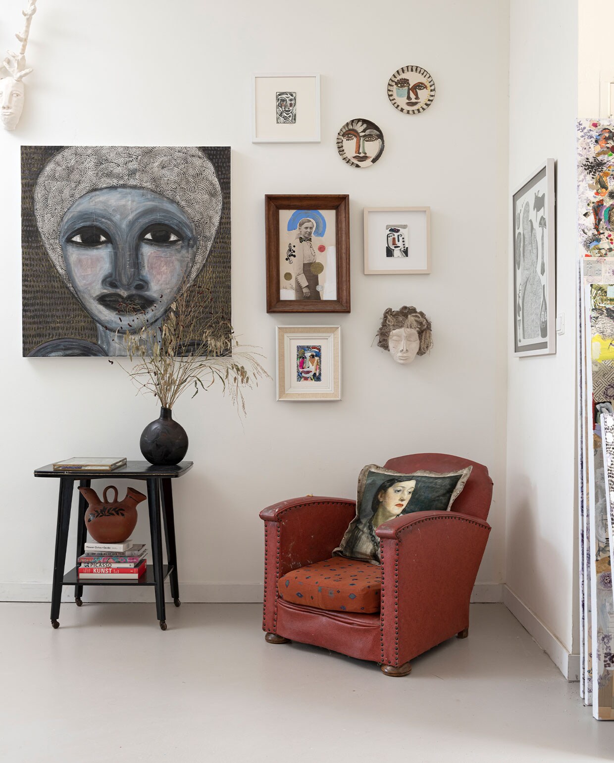 Schilderijen, borden en keramiek gemaakt door Noor. Tafel op straat gevonden. Stoel gekregen. Kussen Isabel Swarmhome. Vazen Noordermarkt Amsterdam.