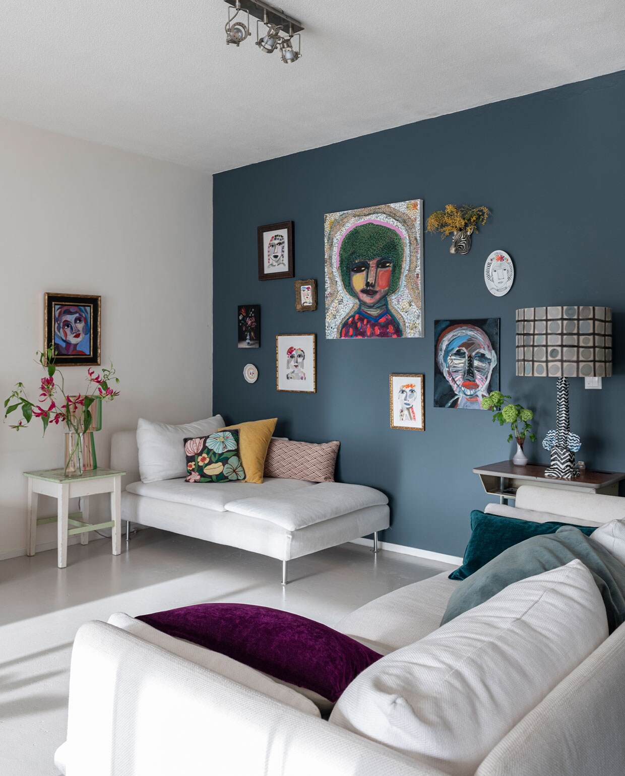 Bank en chaise longue Söderhamn Ikea. Kussens Sissy-Boy Homeland, Ikea en Alaloes Object &amp; Interieur. Bijzettafel Ivonne Old Furniture (Antwerpen). Draadlamp Kitsch Kitchen. Kunst Noor Huige, foto bloemstilleven Bas Meeuws. Overig onbekend.