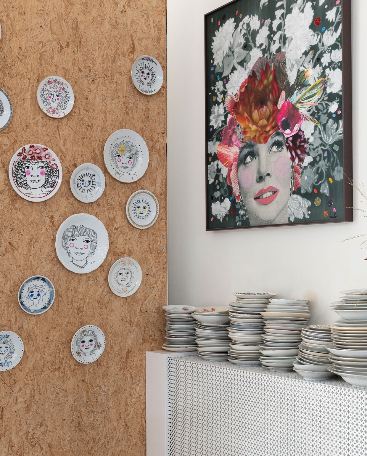 Oude borden beschilderd door Noor. Daarnaast de limited edition In a Perfect World van Noor, handmatig bewerkt met verf en glitter.