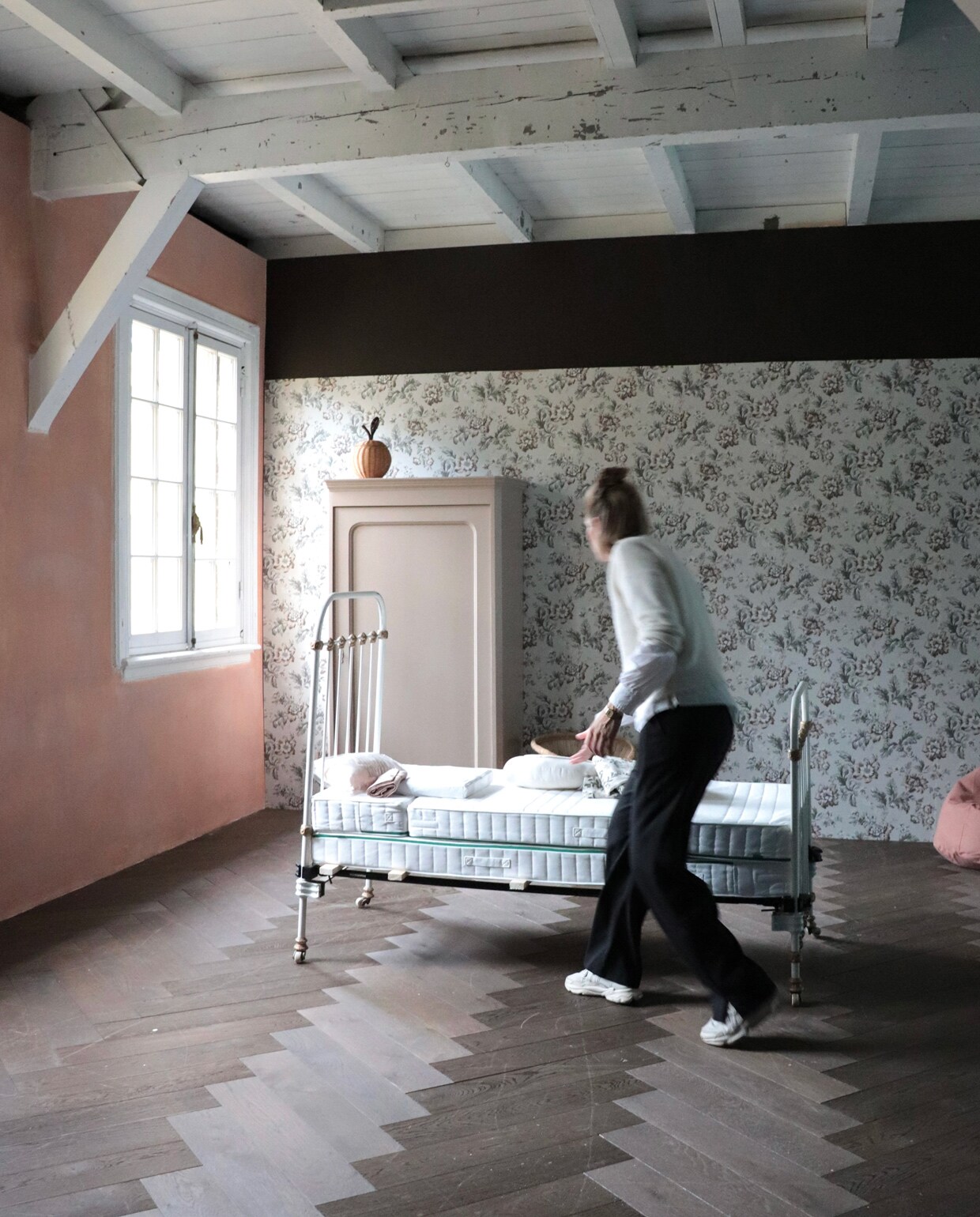 Behind The Scenes stylist Kim bij het spijlenbed