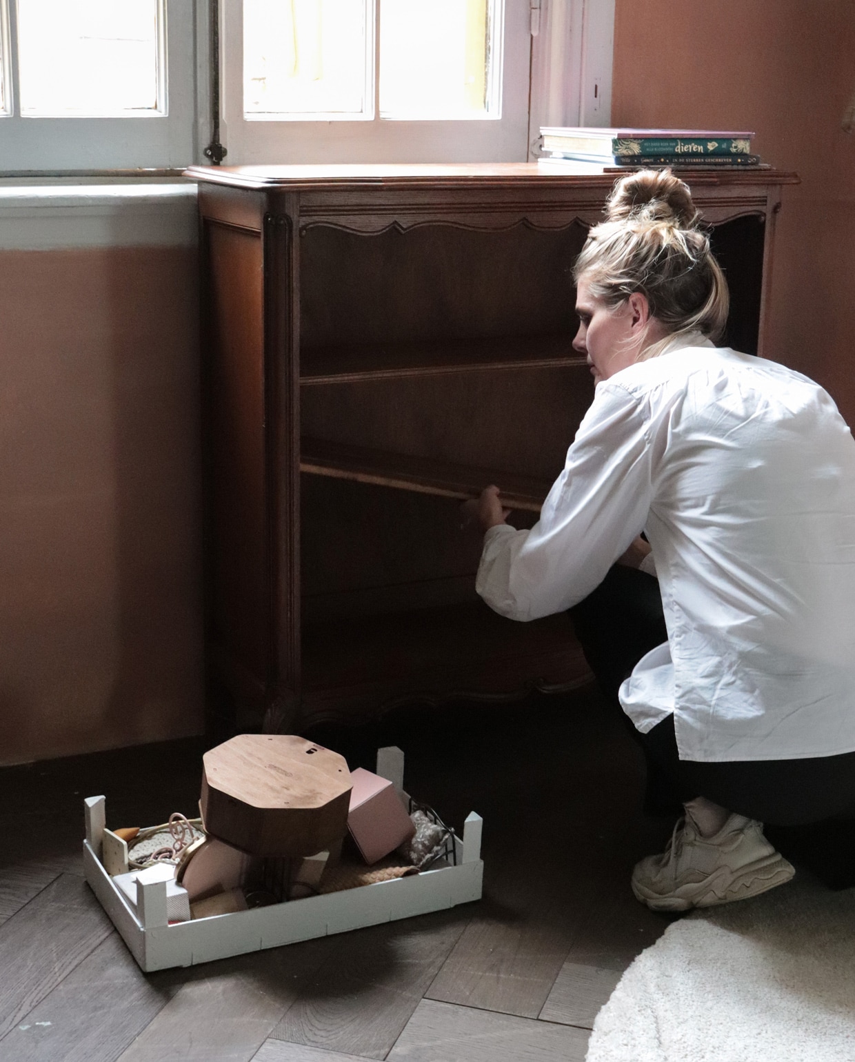 Behind The Scenes stylist Kim zet het houten kastje in elkaar