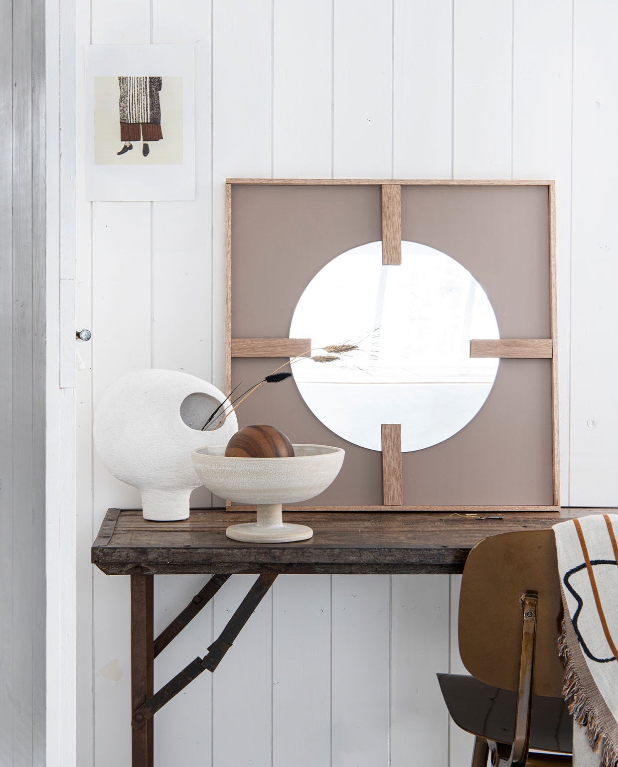 Schaal € 59,95, vaas met gat € 39,95, houten bal € 19,95 (zaanschfaamwebshop.nl) Illustratie @k.a.r.o.l.inka