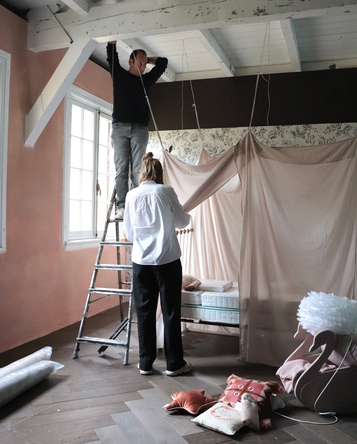 Behind The Scenes fotograaf Sjoerd en stylist Kim hangen het hemeltje op