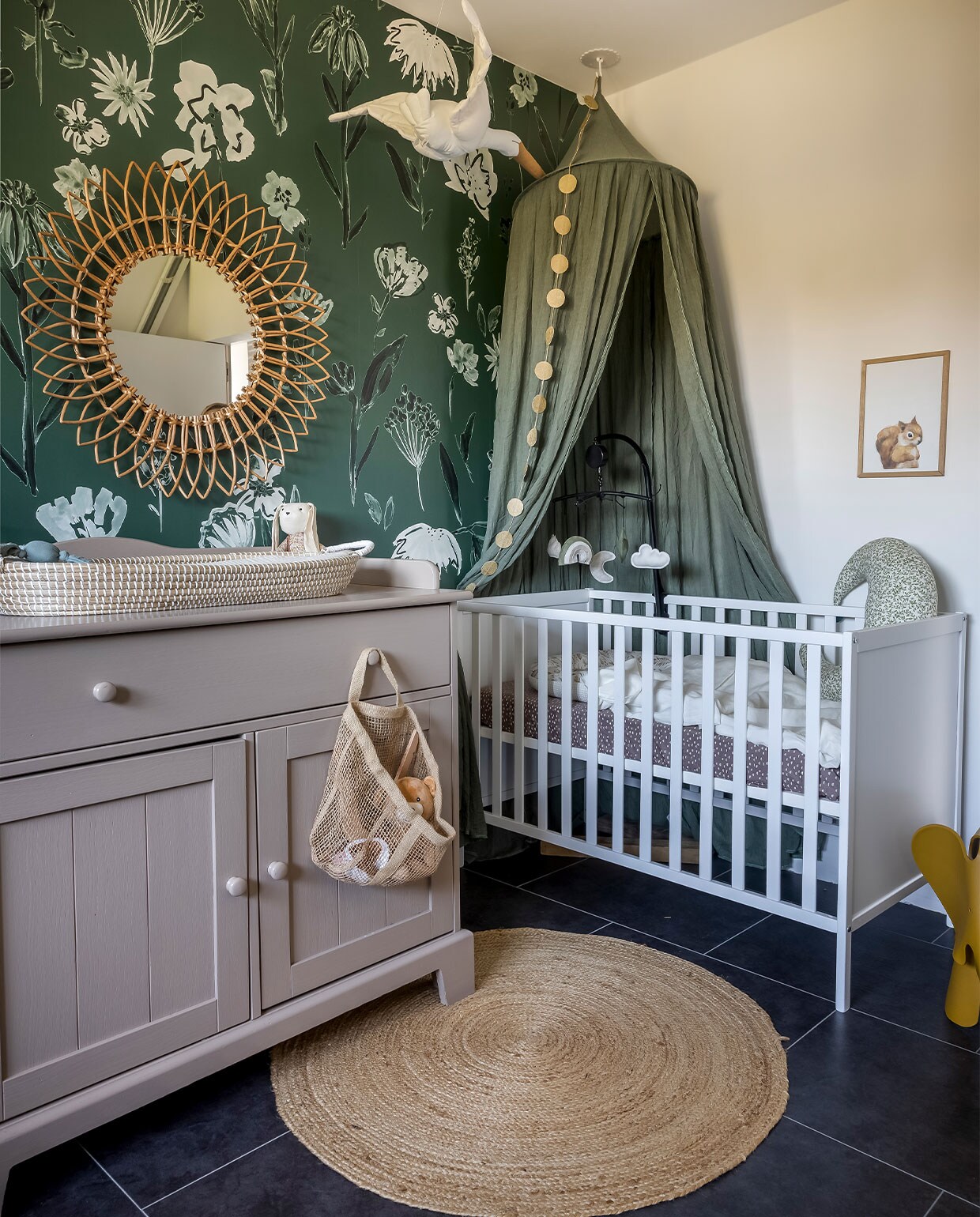 Commode Childhood, mand erop Kwantum. Behang Roomblush. Spiegel Xenos. Eend Ali Express. Hemeltje Jolijn. Slinger en maankussen zelfgemaakt. Babybed tweedehands. Mobile Carinosa. Zeegras kleed Kwantum. Kurktegels Praxis. Eekhoornprint Desenio.