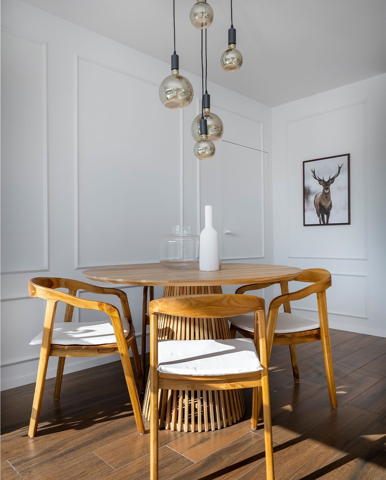 Eettafel Westwing, stoelen Karwei. Hanglamp Atmooz, ingelijste hertenfoto Posterstore. Glazen vaas H&amp;M Home, witte vaas Kwantum. Sierlijsten Gamma. Vergelijkbare vloertegels Jan Groen.