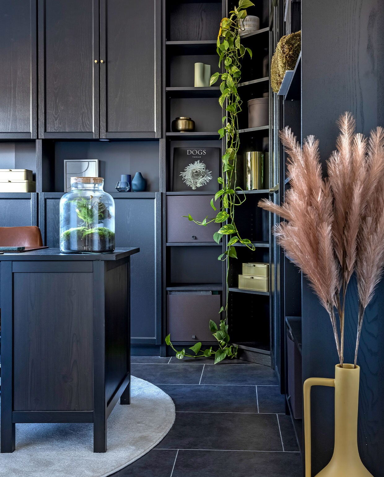 Wandkasten en bureau Ikea. Vergelijkbare kurktegels Praxis. Plant in fles Growing Concepts. Dozen (zelf goud gespoten) Ikea. Boek Dogs H&amp;M Home. Blauwe vaasjes Westwing. Gele vaas vooraan Kwantum. Overig onbekend.