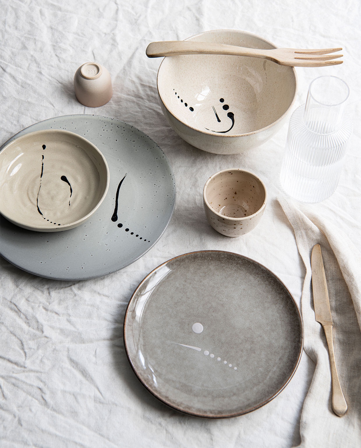 Karaf met glas van Ferm Living € 39,- (thefinestore.com). Gespikkelde mok € 19,95 (studiobloei.nl). Linnen theedoek € 12,95 (lichtenfijn.nl). Linnen tafelkleed € 49,99 (hm.com).