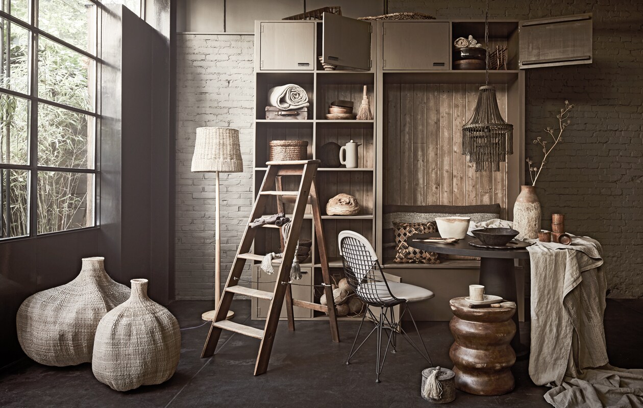 Kast op maat, prijs op aanvraag (com-anders.nl). Houten ladder (burbri.nl). Blankhouten vloerlamp van Bloomingville, 160×40 cm (hxØ) (vtwonen.be). Gevlochten vazen klein en groot, houten kruk, kussen met ruitprint, mok op kruk, vierkant bord op kruk, blanke houten bak op tafel, gestreept schaaltje in kast (couleurlocale.eu). DKR Wire stoel van staal en leer van Vitra, notenhouten voorraadpotten van When Objects Work, glazen voorraadpotten van When Objects Work, koffiemaker Push van Muuto (homestede.nl). Stalen hanglamp Blossom middel, potje met kwast op de grond, staande kwast in kast (hetgrachtenpand.com). Siervorm op kast, houten blok in kast (pietjonker.nl). Bruine koffiekopjes van Serax, (maisonnl.com). Leren dienblad op tafel, houten tafel (covanderhorst.nl). Langwerpig kussen 45×110 cm (loods5.nl). Opgerolde plaid, linnen tafelkleed, lichtbruine en donkerbruine linnen servetten, bruine gevlochten mand, slabestek, houten borden, vierkante houten bak (hm.com). Kwast (badenbaden.nl). Kwasten, kleine bruine koffer (harlequin-lisse.biz). Gevlochten mand op kast (zarahome.com). Kokosnotentros onder in kast (thewunderkammer.eu). Vaas op tafel privébezit.