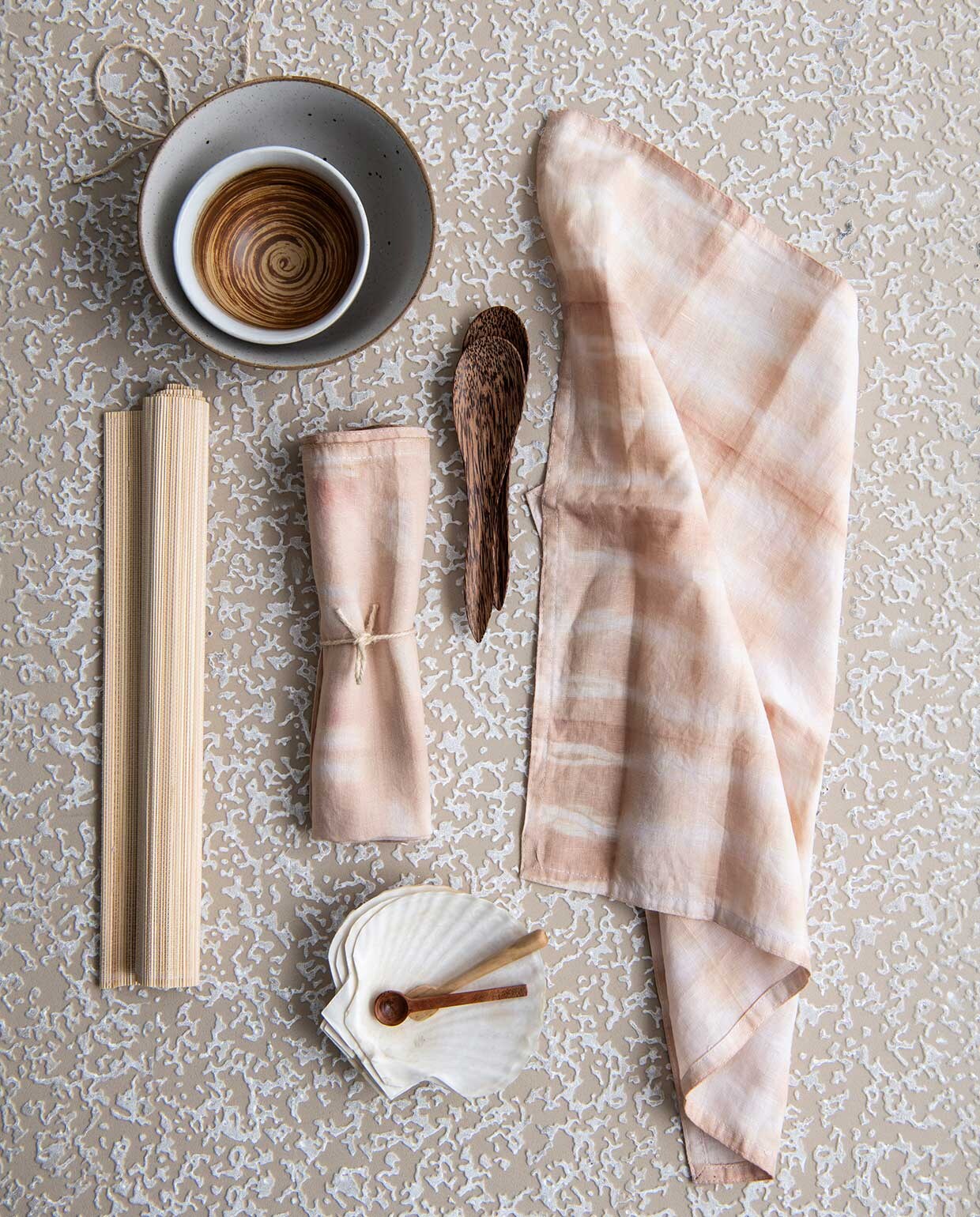 Bruin-witte kom Kyoto € 7,95, schaaltje Bold &amp; Basic € 14,95 van HKliving (wehkamp.nl). Overig privébezit.