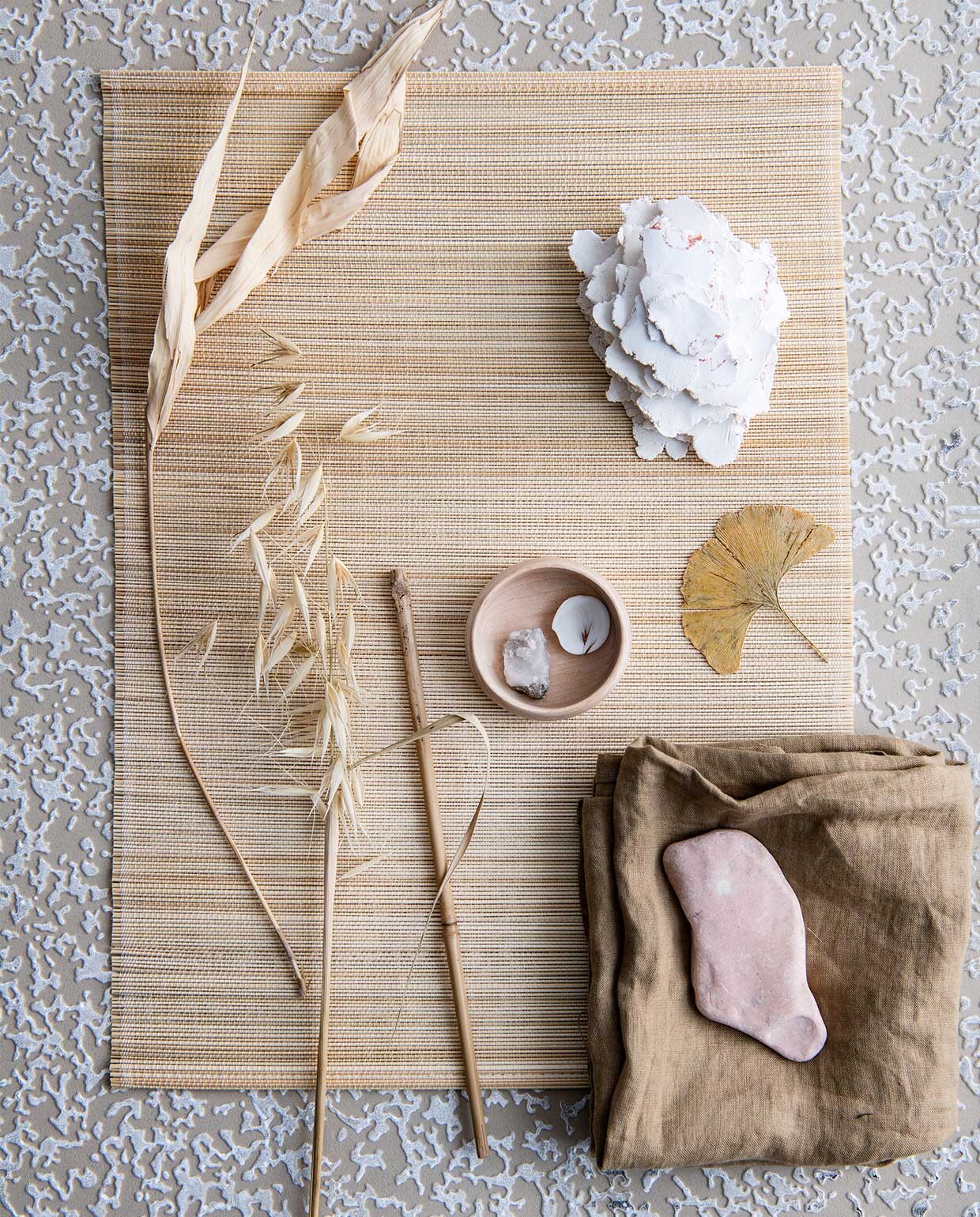 Bamboe placemat € 3,50 (dille-kamille). Zelfhardende beige klei van Darwi € 5,99 (pipoos.com). Zelfhardende terracottakleurige klei van Das € 7,44 (bol.com). Linnen stof van de markt. Overig privébezit.