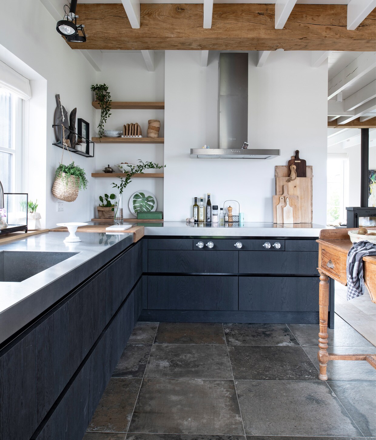 Keuken met rvs-werkblad Buro Logge, taartplateau kringloop, hangplant vtwonen 13-2020 | Productie Insidehomepage | Styling Marlies Does | Fotografie Louis Lemaire | Tekst Cathelijne van Wingerden
