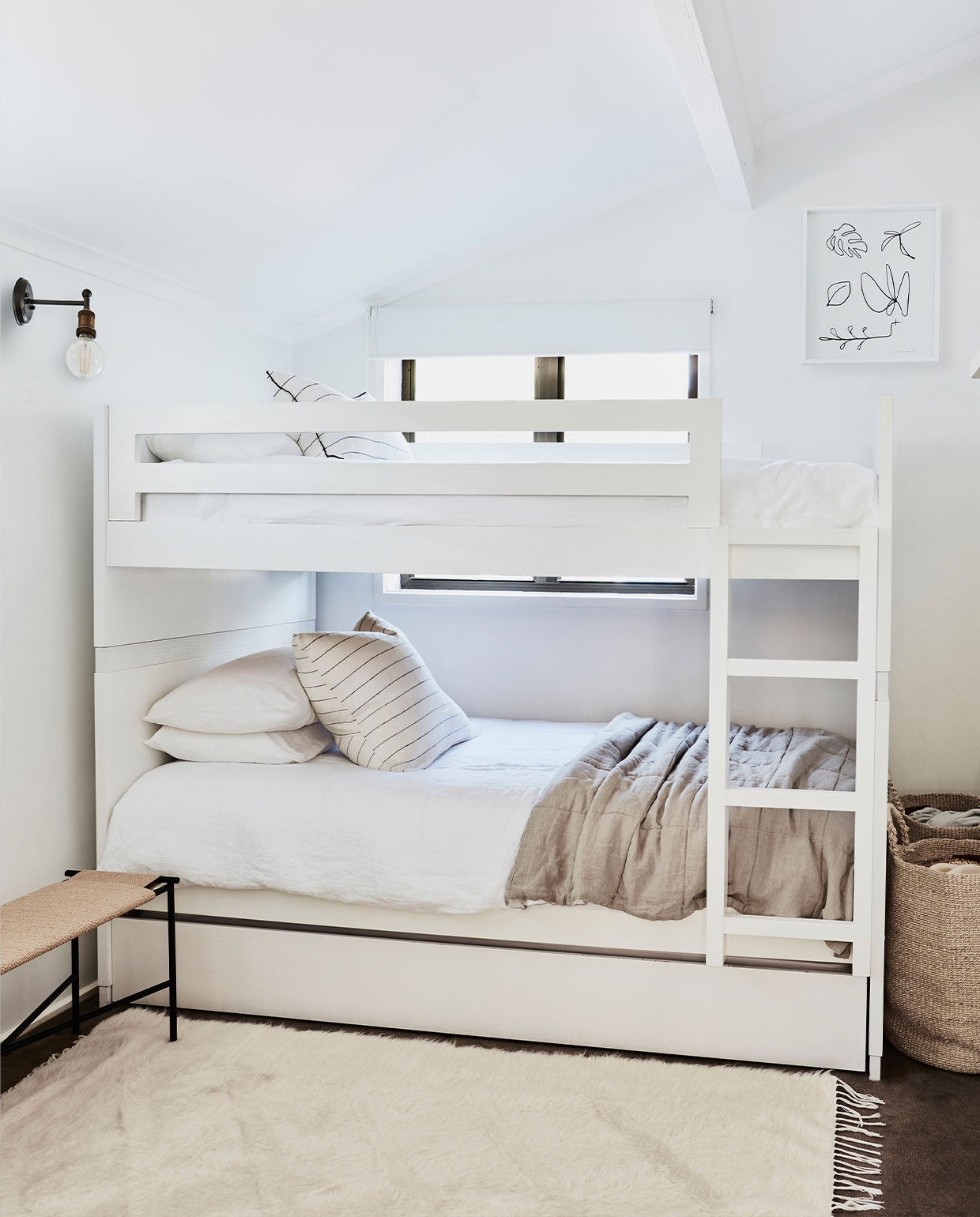 Stapelbed met lade, soortgelijk via Maisons du Monde. Opbergmanden Mamapapa. Bank soortgelijk via jotex.nl. Overig onbekend.