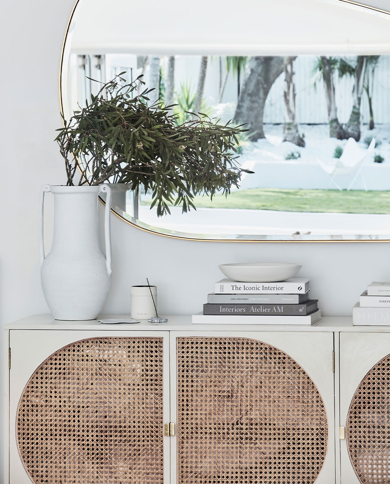 Kast HKliving, keramiek Wonki Ware, kaars Jo Malone London, spiegel, soortgelijk Sklum.