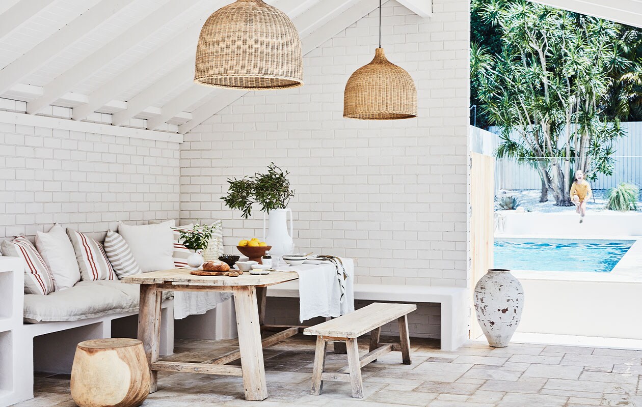 Eettafel en bank Early Settler. Hanglampen GlobeWest. Tafelkleed Carlotta + Gee. Kussens Grace Garrett. Zitkussens GlamSwags. Broodplank en keramiek Ecology Homewares. Witte kommen Wonki Ware. Vaas MCM House. Schaal McMullin &amp; Co. Overig onbekend.