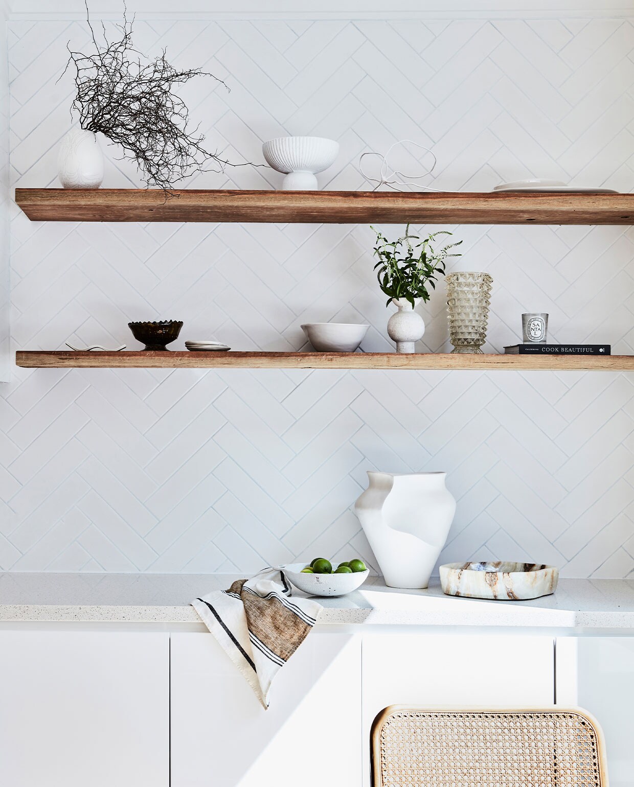 Wandplanken vintage. Marokkaanse wandtegels Di Lorenzo Tiles. Keramiek van onder andere Wonki Ware, Ecology Homewares, Mamapapa. Overig onbekend.