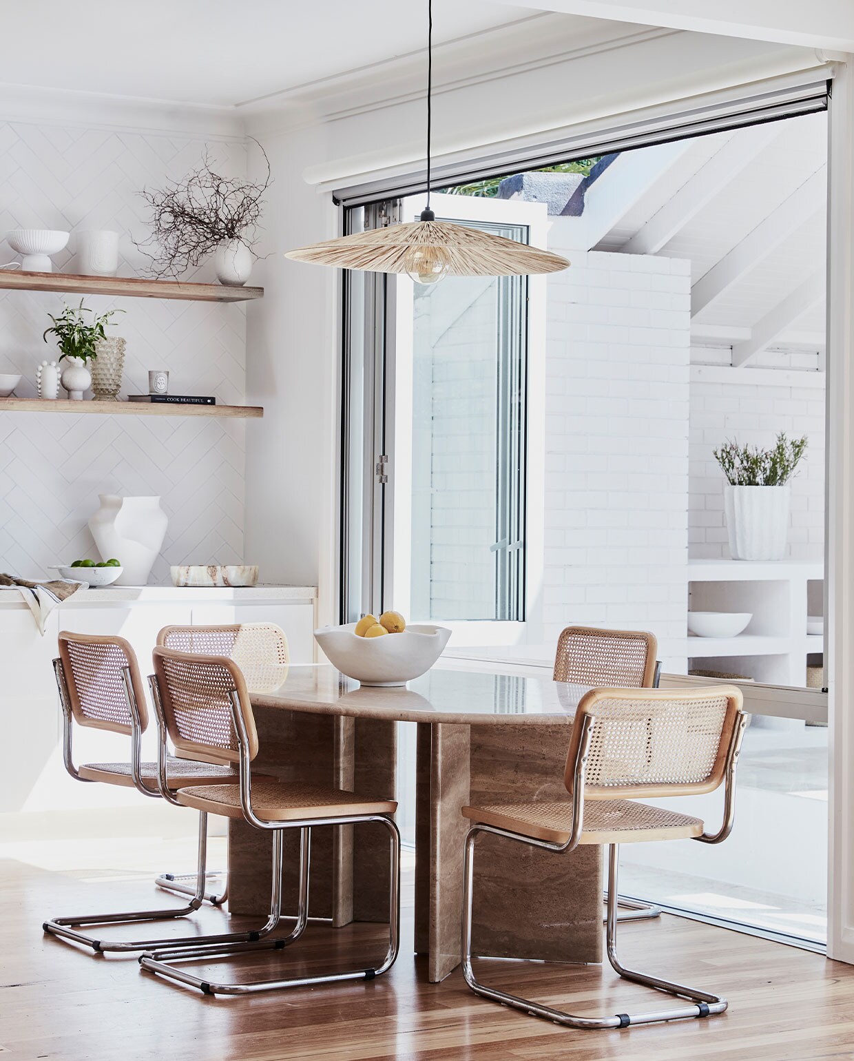 Eettafel vintage via Mood Objects. Hanglamp GlobeWest. Keramiek van onder andere Wonki Ware, Ecology Homewares, Mamapapa. Wandplanken vintage. Overig onbekend.