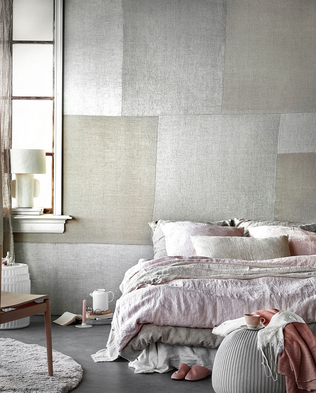 Digitaal behang Patchwork Fabric, 6 banen van 280×50 cm, totaal (lxb) 280×300 cm € 149,-.M.m.v. hm.com (linnen gordijnen), paviljoennoord.com (papier-maché lamp, vest, roze shawl, kanten hemdje), kasstoor.nl (wit keramieken bijzettafel, rond vloerkleed), bolia.com (houten stoel, theepot), letoile.store (kandelaar), homestede.nl (betonnen schaal, poef), zara.com (roze kop-en-schotel, roze leren instappers), bymolle.com (wit laken in kleur Pure White, linnen dekbedovertrek in kleur Flax, linnen dekbedovertrek in kleur Blush, linnen plaid in kleur Sea Shell, linnen kussenslopen in kleur Blush en Flax), pure-original.nl (lakverf in kleur Ashes). Overig privébezit.