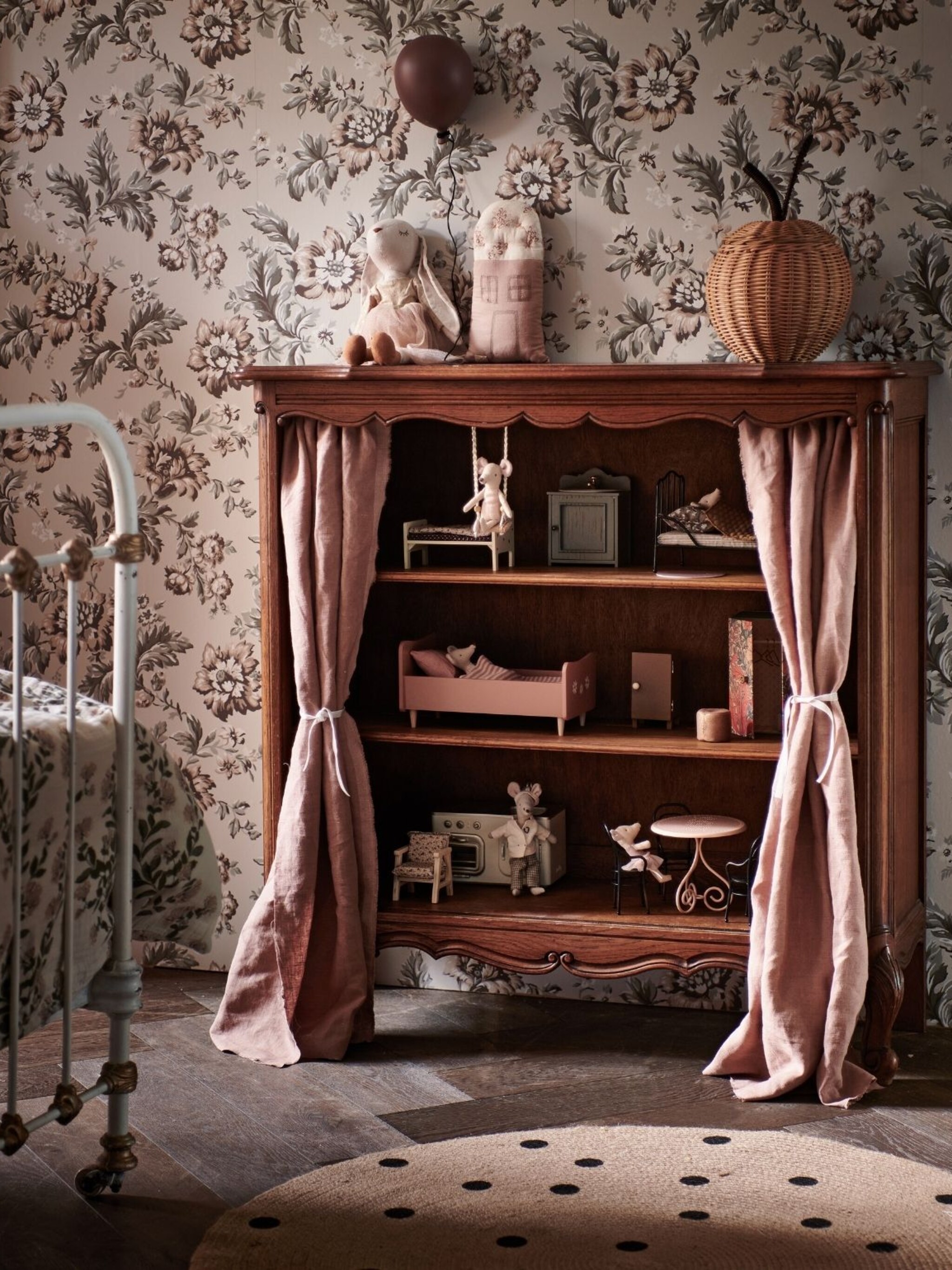 diy idee zo maak je een poppenhuis van een oude kast
