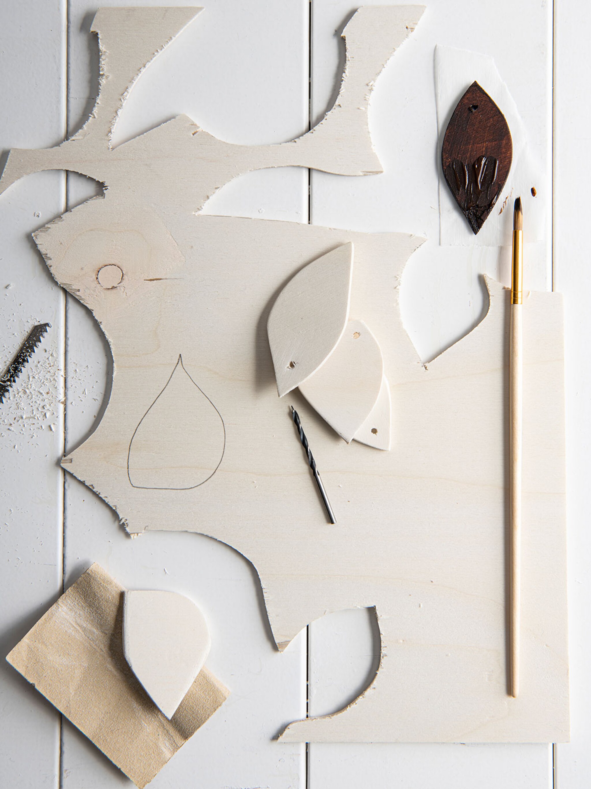 do it yourself vrolijke mobiel met houten figuren