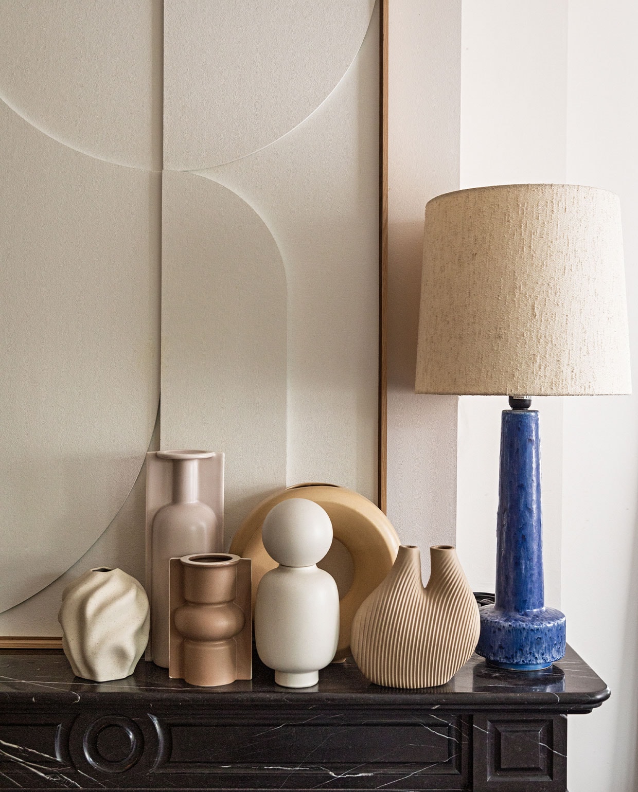 Lamp en kunst HKliving. Accessoires en vazen mix van Hay, Ferm Living en HKliving.