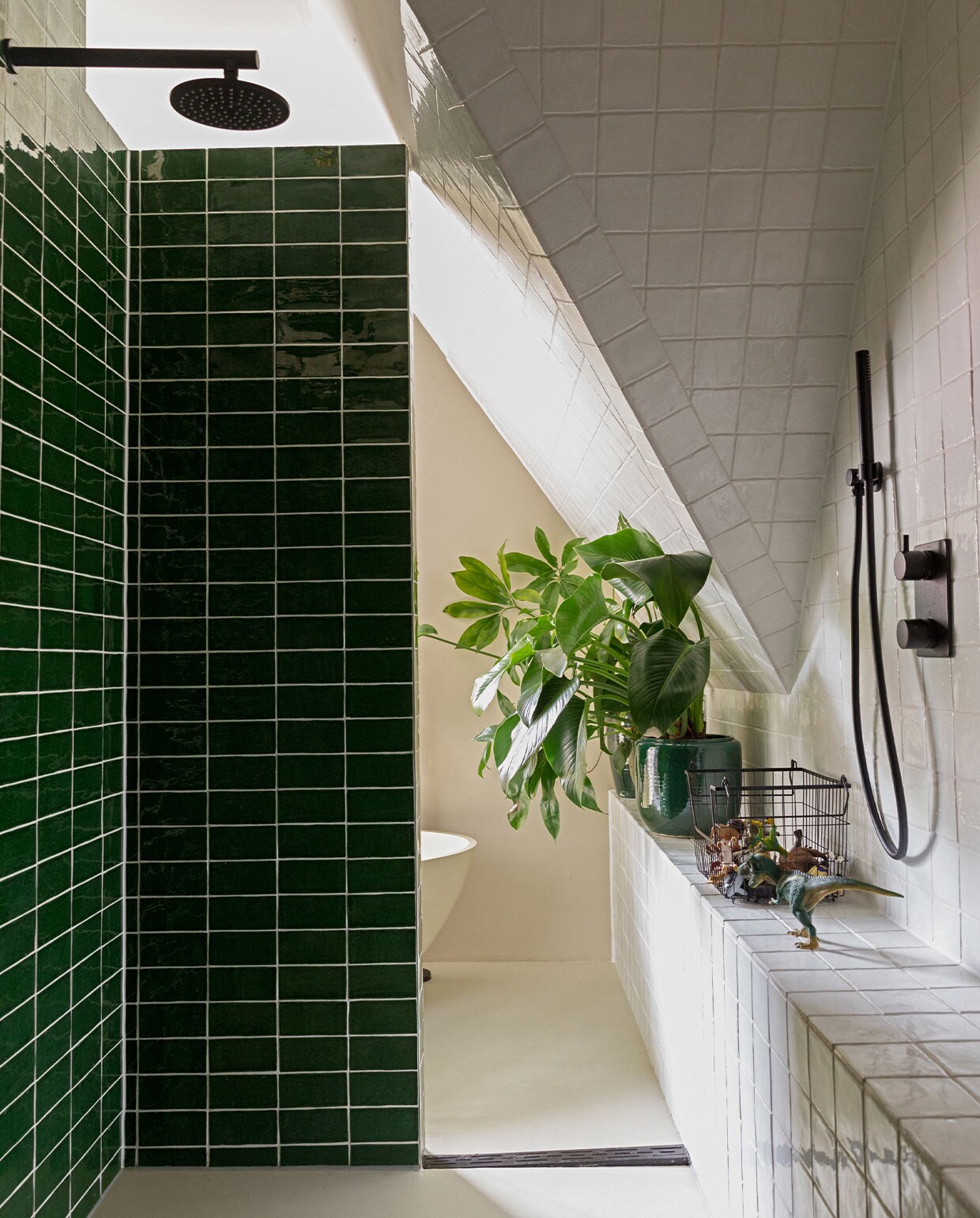 Douche en handdouche Hotbath Cobber. Tegels Cabrera Verde Cobre via Design Tegels. Plantenpot Serax. Vloer gietvloer.