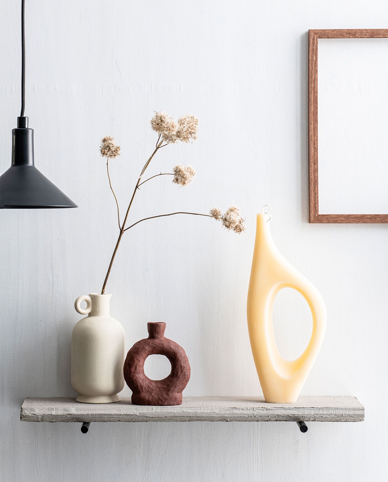 Aardewerk kan € 12,99 (hm.com). Hanglamp Mathematic S van Urban Nature Culture € 54,95 (zaanschfaamwebshop.nl). Kaars Labet Long van Jordi Labanda € 48,-, geglazuurd aardewerk kandelaar van Malwina Kleparska € 120,- (thefinestore.com). Fotolijst privébezit.