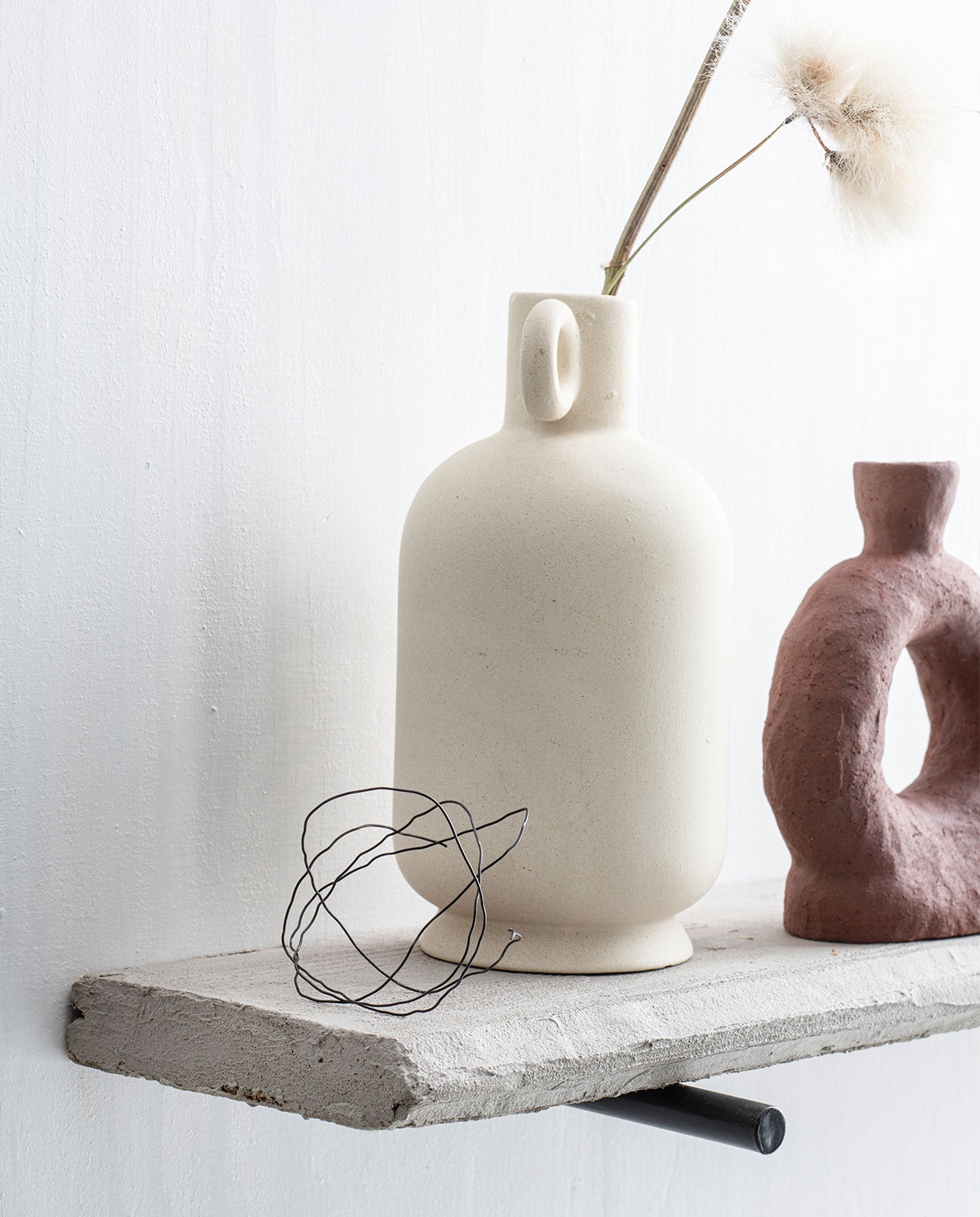Aardewerk kan € 12,99 (hm.com). Hanglamp Mathematic S van Urban Nature Culture € 54,95 (zaanschfaamwebshop.nl). Kaars Labet Long van Jordi Labanda € 48,-, geglazuurd aardewerk kandelaar van Malwina Kleparska € 120,- (thefinestore.com). Fotolijst privébezit.