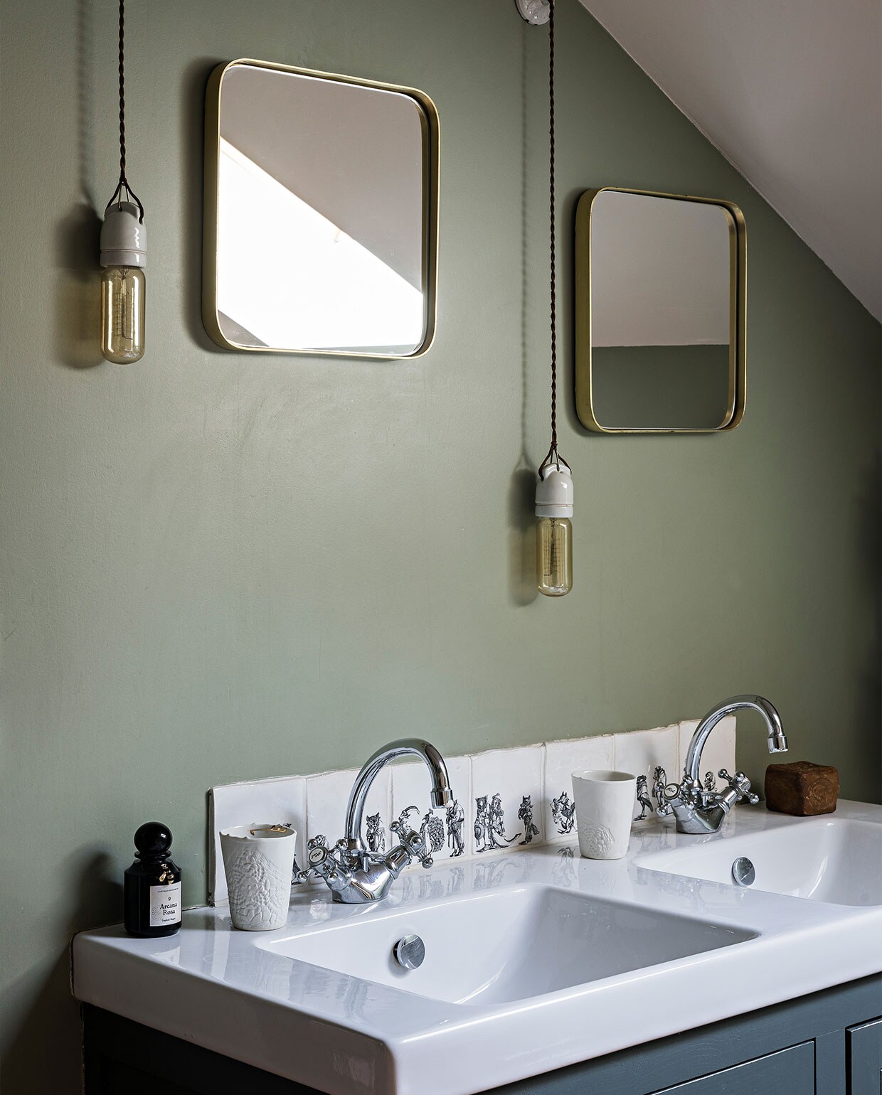 Wasbakken van Jacob Delafon op een op maat gemaakte kast. Muurverf Farrow &amp; Ball.
