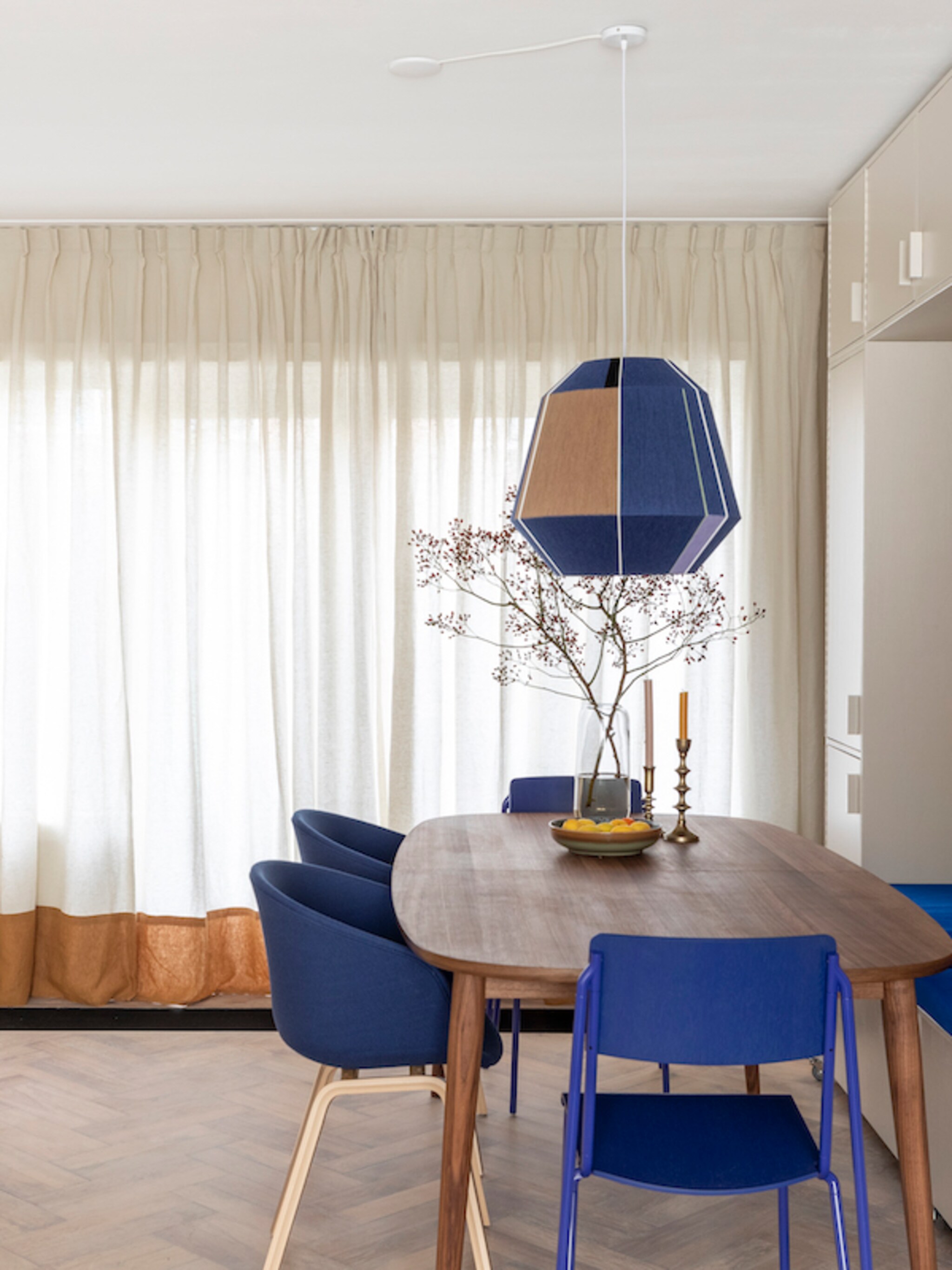 stylist fietje bruin laat zien hoe je kobaltblauw in je interieur toepast