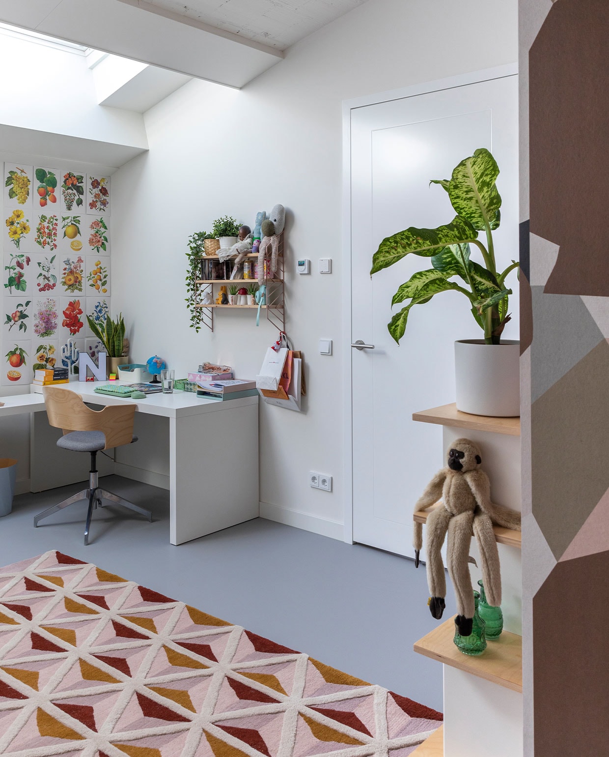 Bureau en bureaustoel Ikea. Tapijt Made. Sideboard Oeuf NYC. Behang rechts Human Nature van Mind the Gap.