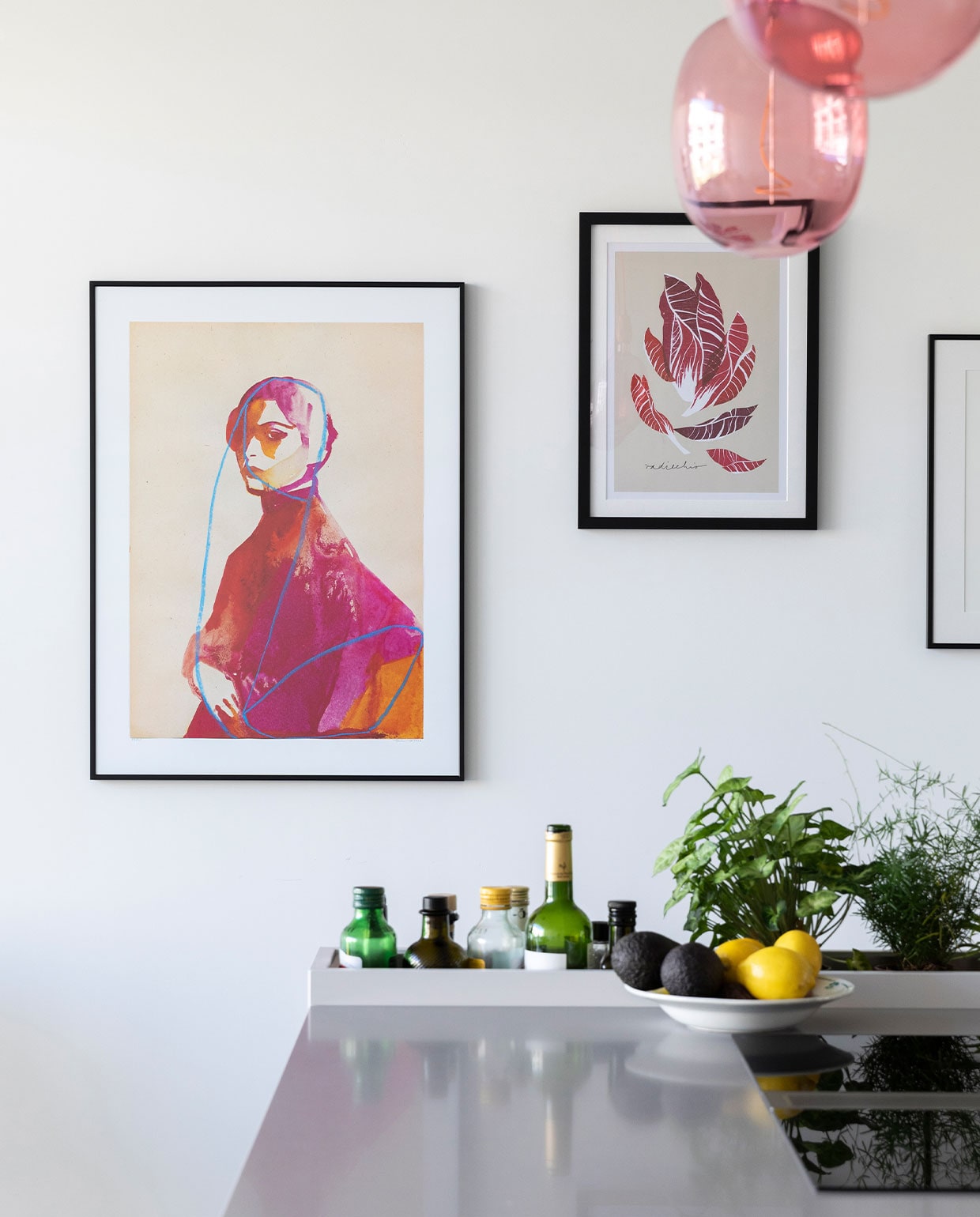 Kookeiland Pure van Siematic. Kunstwerk vrouw van Tina Berning, kunstwerk roodlof van Anek.