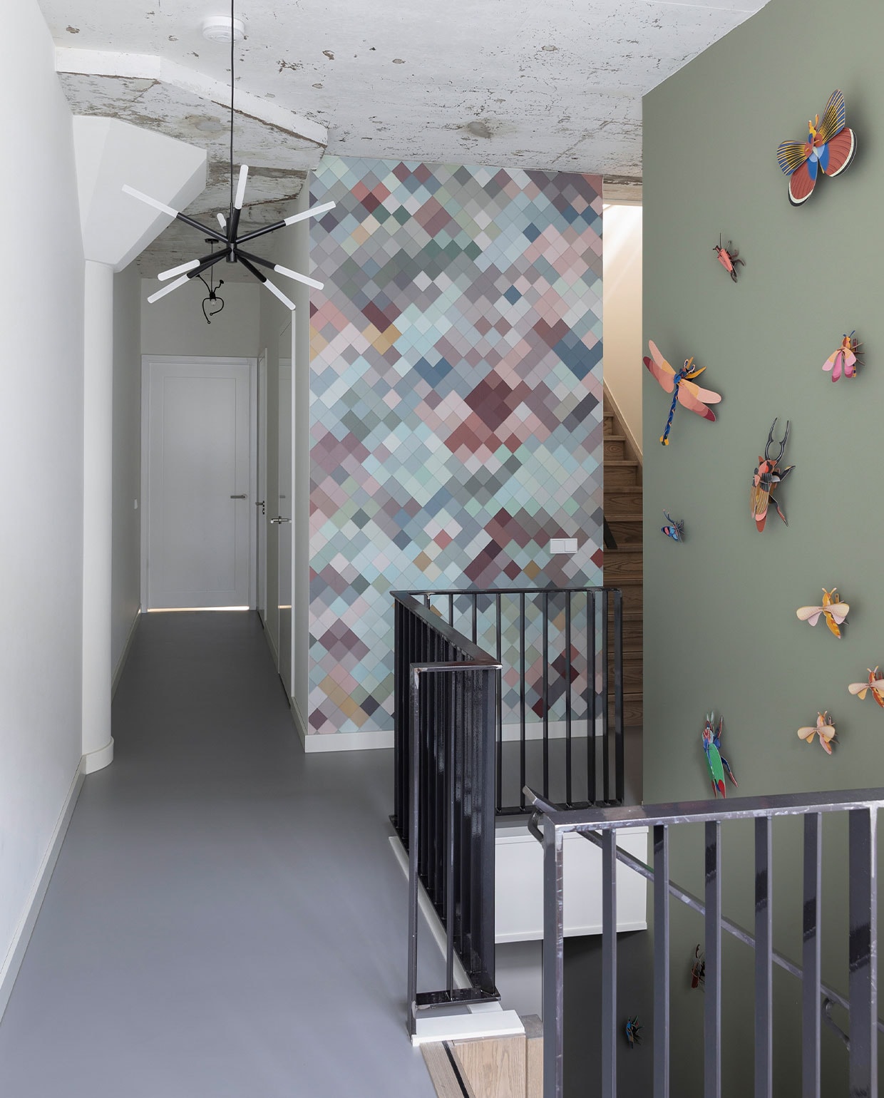 Behang Tiles Mural van Lemon. 3D-insecten Studio Roof. Verf op de wand Sage Green van Little Greene. Gietvloer Bruizt. Hanglamp Made.
