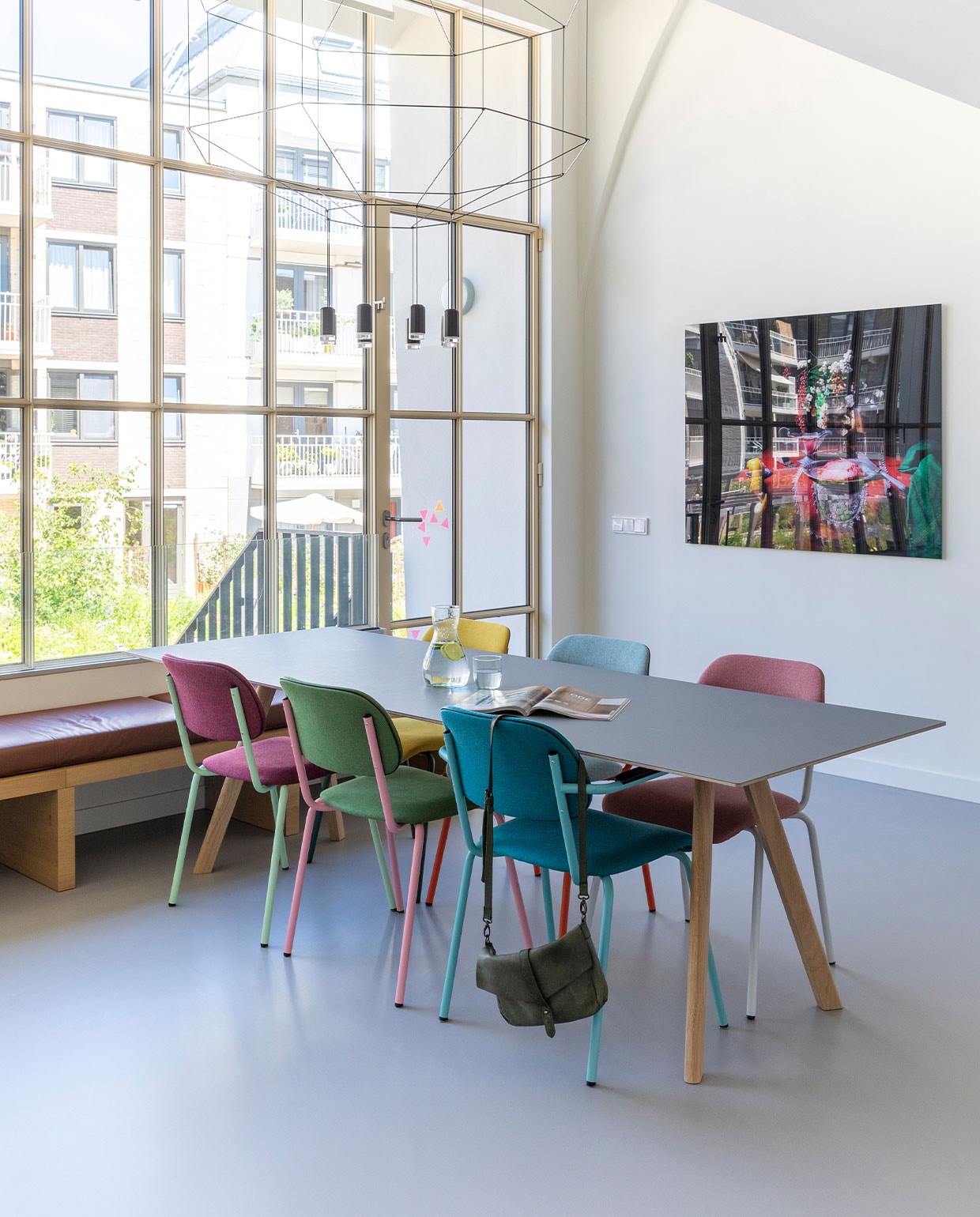 Eettafel CPH30 van Hay, eetstoelen Lande Jami van Artifort, lamp boven eettafel Wireflow van Vibia. Gietvloer Bruizt. Kunstwerk Discus Fish van Roberto Greco. Raambank op maat gemaakt door Combo Design. Plaid op hangnet Hay.