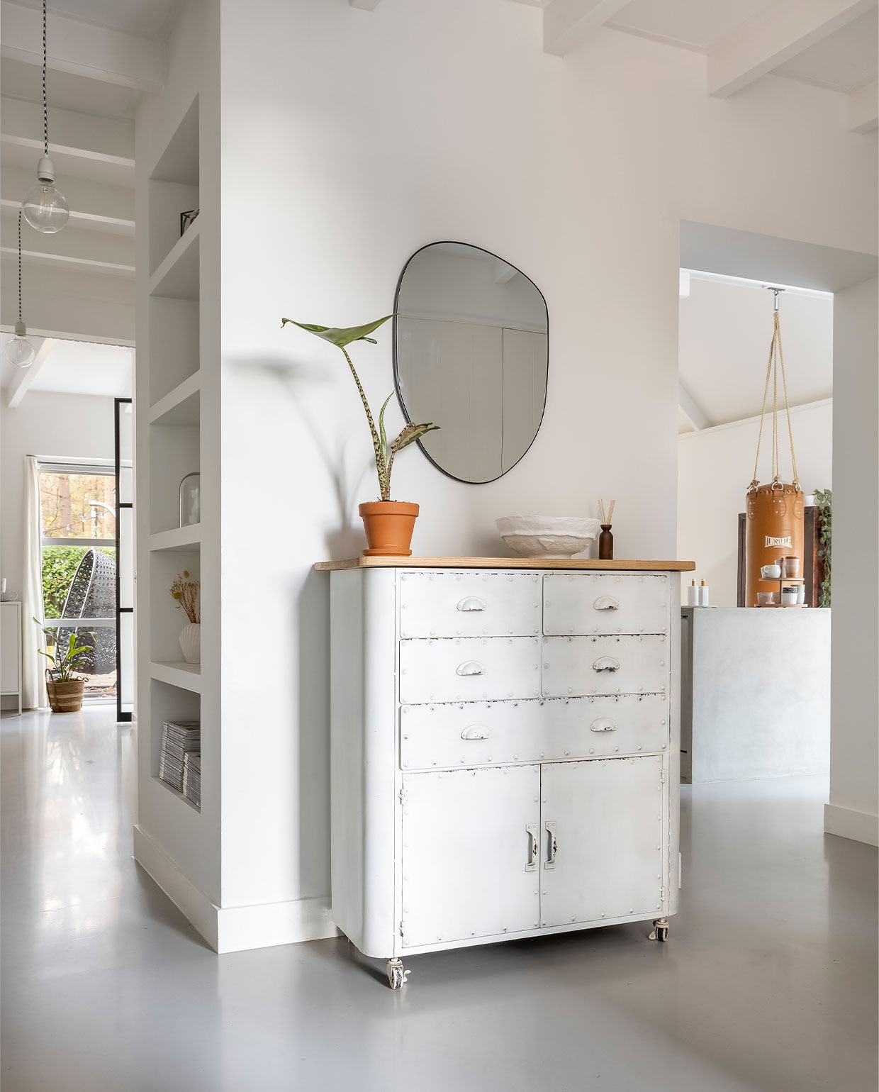 Kast Loods 5, spiegel Zara Home, schaal Boetiek 8, zelf wit geverfd, geurstokjes Rituals, boksbal Lonsdale, hangstoel Marktplaats.