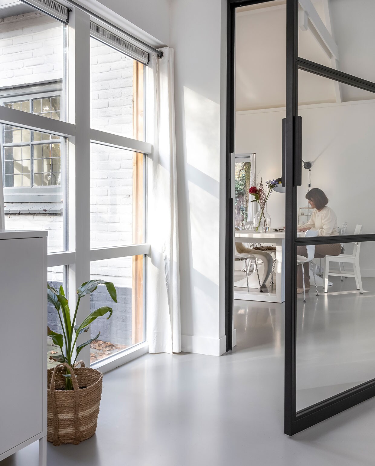 Plantenmand Kwantum, gordijnen en kast Ikea.