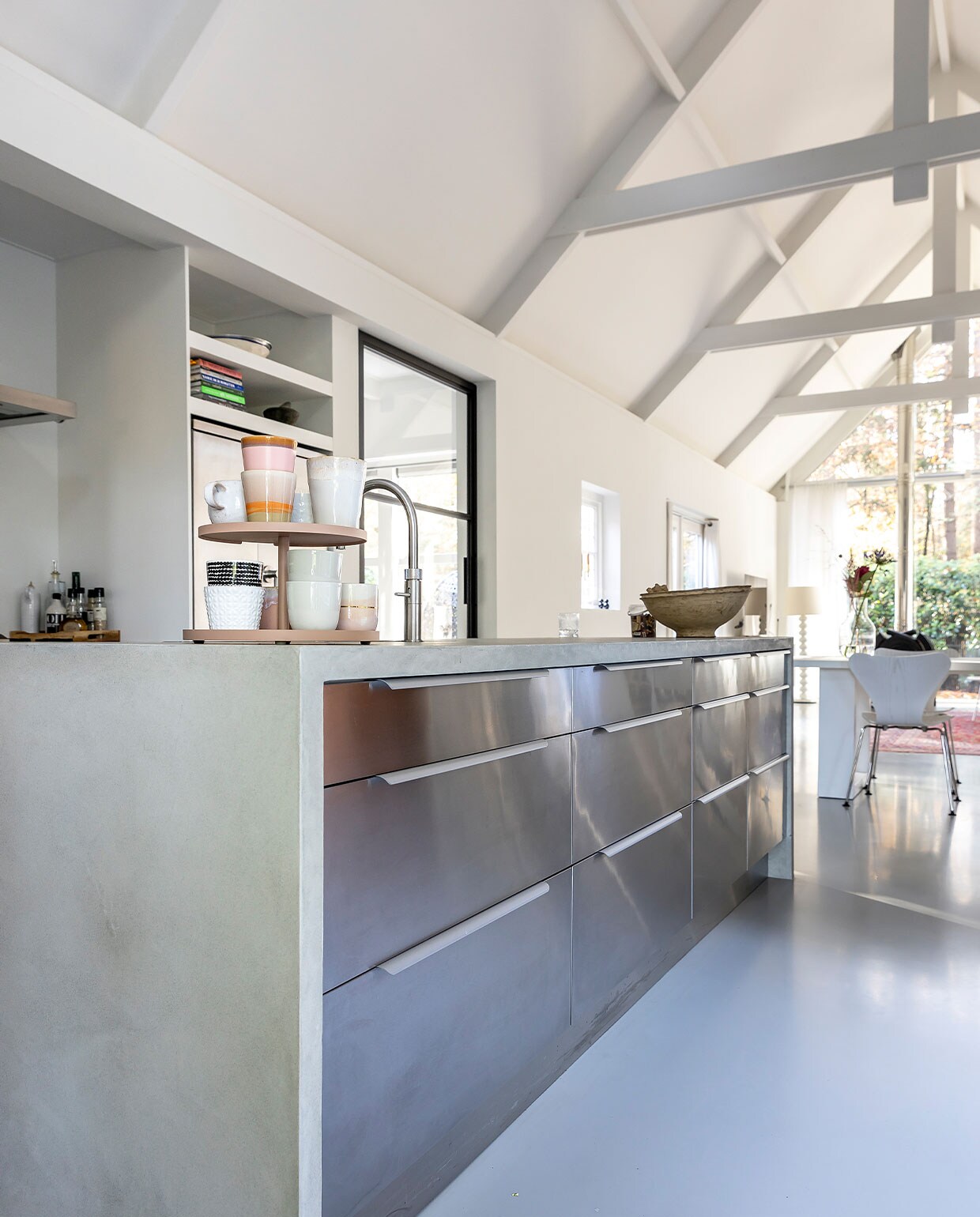 Mandjes Marktplaats, houten planken Sissy-Boy, afzuigkap Boretti, etagère Prchtg, roze bekers HKliving, witte bekers Costa Nova, witte beker links Lenneke Wispelwey, zwarte beker Marimekko, grijze mokken herkomst onbekend, mok met gouden rand Marinski, schaal en vijzel cadeau gekregen, stalen deur Firma Hout en Staal.