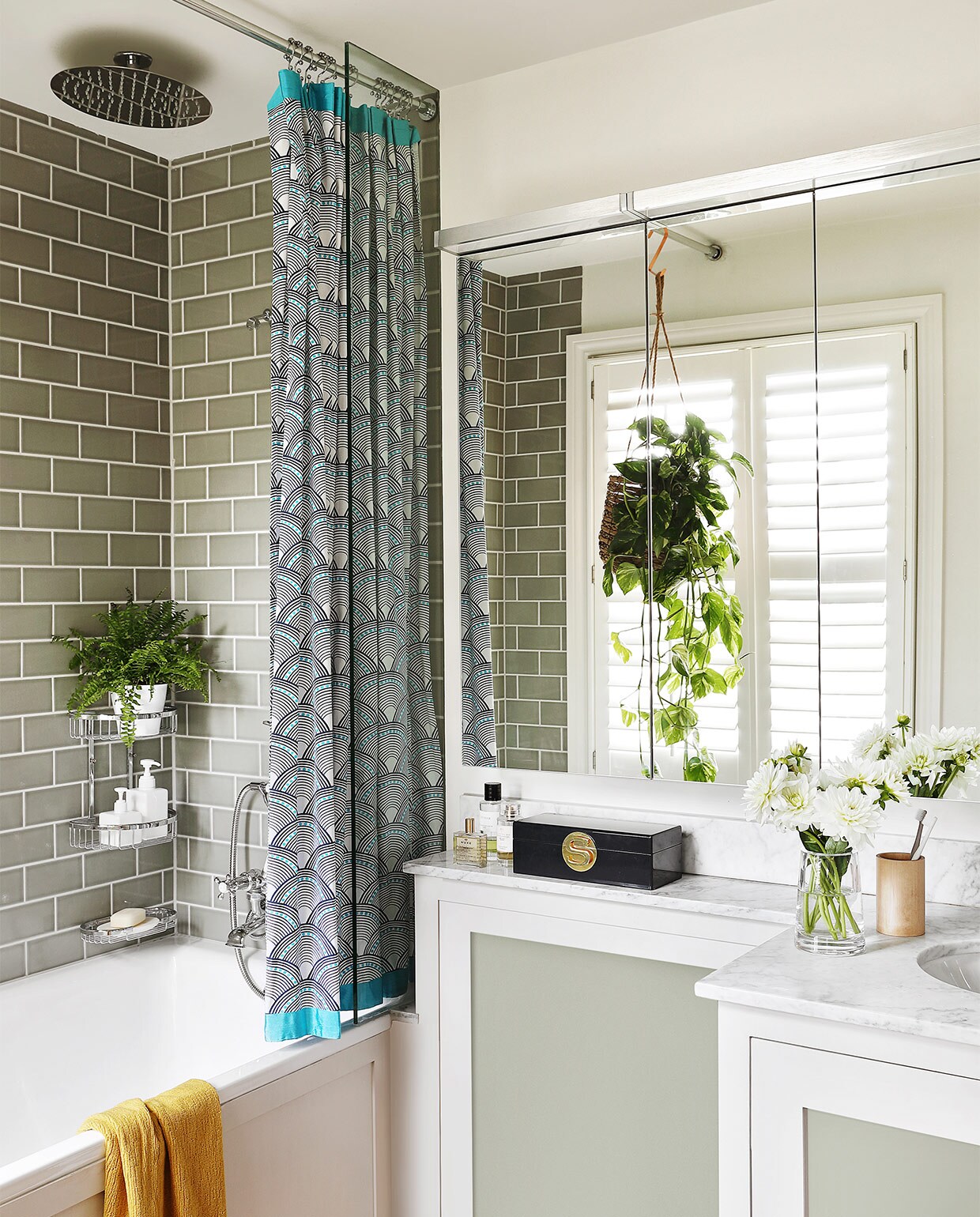 De badkamer met de groene tegels zat al in het huis. Sanitair en kranen Lefroy Brooks. Douchegordijn Jonathan Adler.