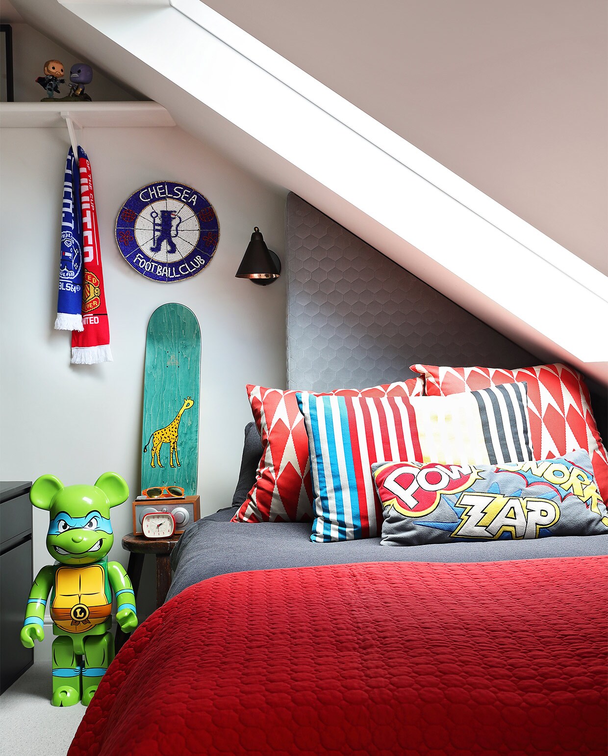 Lamp Game Wall House Doctor. Skateboard Palace. Naast het bed staat een groene Bearbrick: Leonardo van de Ninja Turtles. Kussens zelfgemaakt en van de markt. Beddengoed Zara Home. Plaid H&amp;M Home.