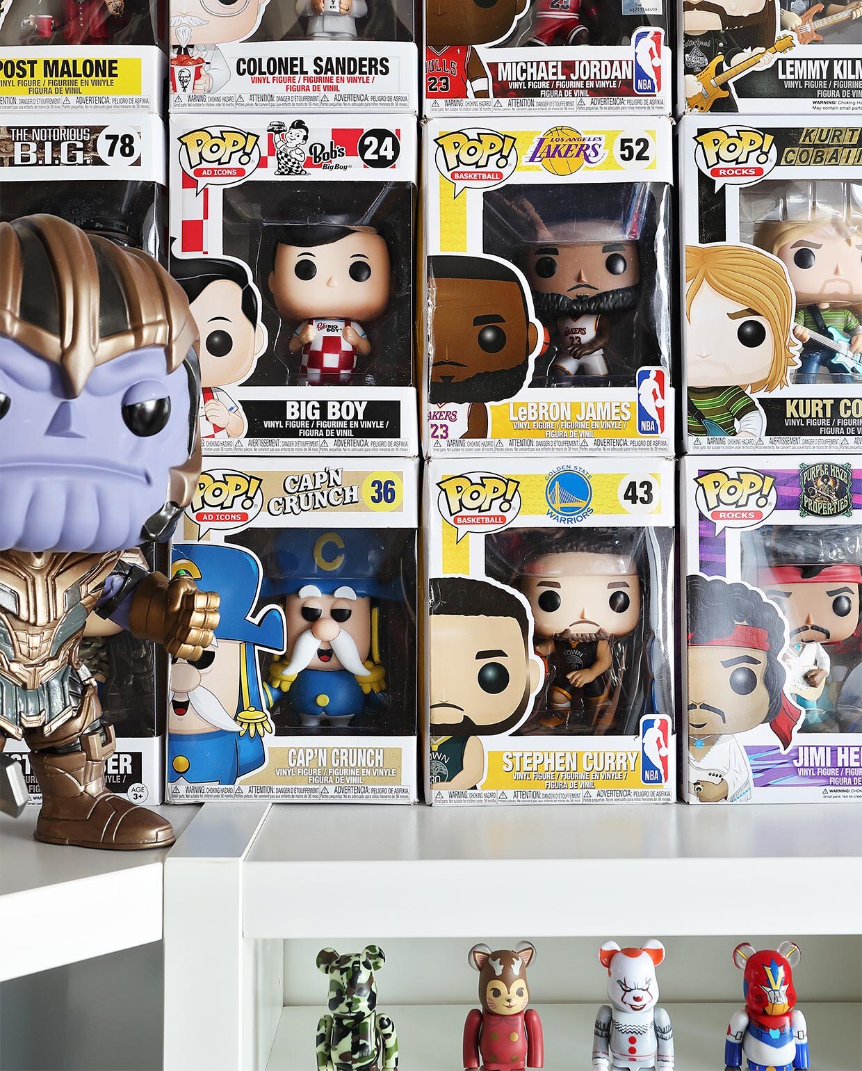 Zoon Jamie verzamelt ‘Funko pops’ en stalt ze trots uit in zijn kamer.