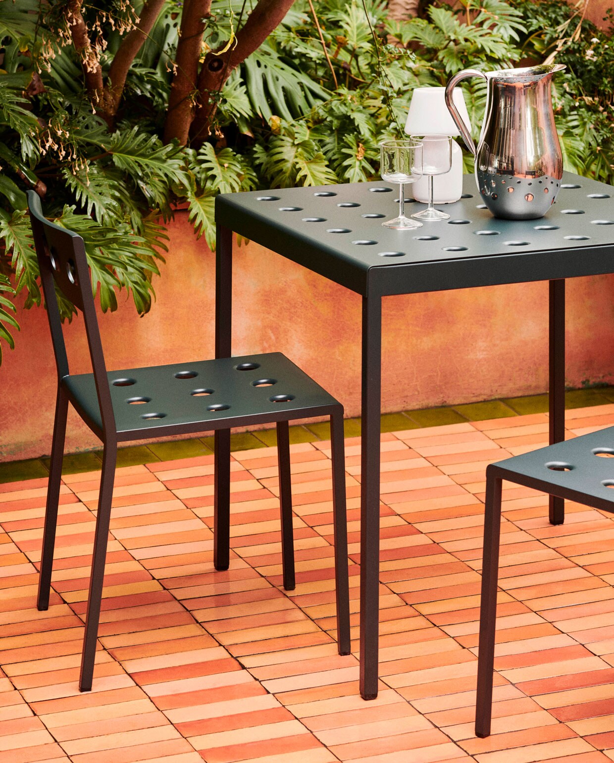 Balcony Lounge Chair en hoge tafel in dark forest