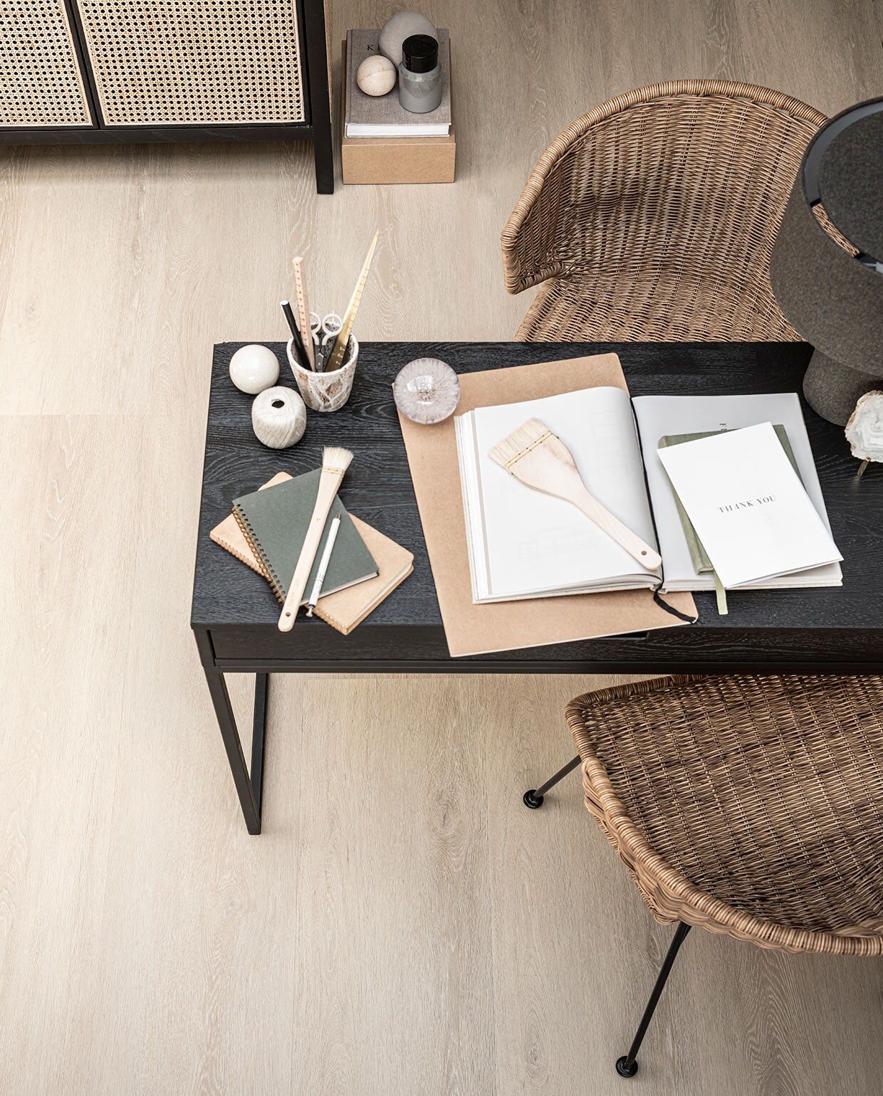 PVC Vloer van de vtwonen huiscollectie: Wide Board in kleur Naturel, extra brede plank 152,5×30,5 cm, dryback, click. Ook in de kleuren Polar, Sunkissed en Roasted.M.m.v. basiclabel.nl (bureau van Woood Exclusive, stoelen van Woood), loods5 (kast van Loods 5 Goods), vtwonen.be (lamp van Bloomingville) letoile.store (presse-papier), sissy-boy.com (mok, kristal op goudmetalen houder). Overig privébezit.