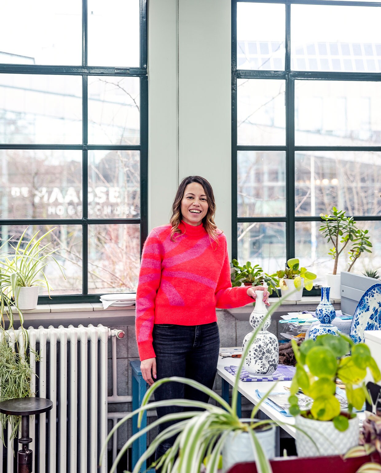 ‘De makkelijkste opdracht is een plat bord beschilderen, maar juist de afwisseling met moeilijkere objecten maakt dit ambacht zo leuk. Soms moet ik half onder mijn draaiwiel gaan liggen om te kunnen schilderen op een lastig plekje.’