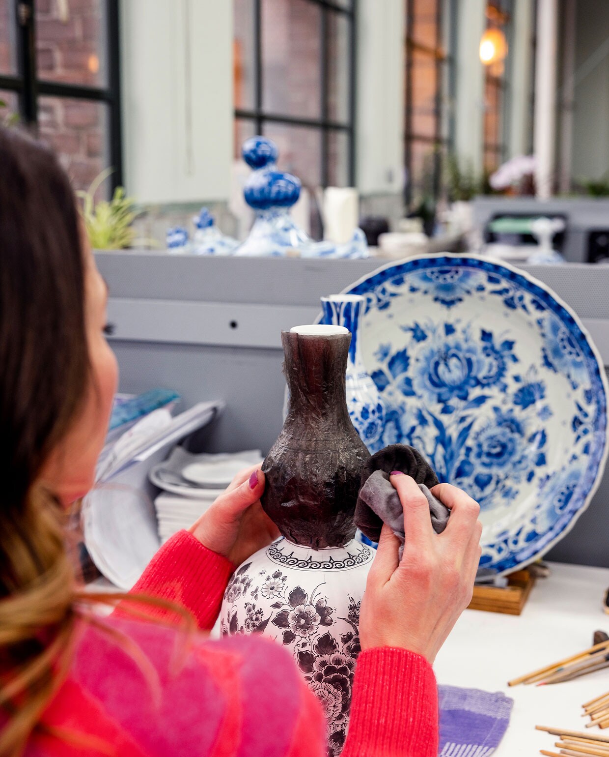 ‘Iedere beschildering begint met het aanbrengen van een houtskoolpatroon. Dit gebeurt met behulp van een ponsief: een in de vorm van het object gesmolten stuk plastic met kleine gaatjes erin die een patroon vormen.’