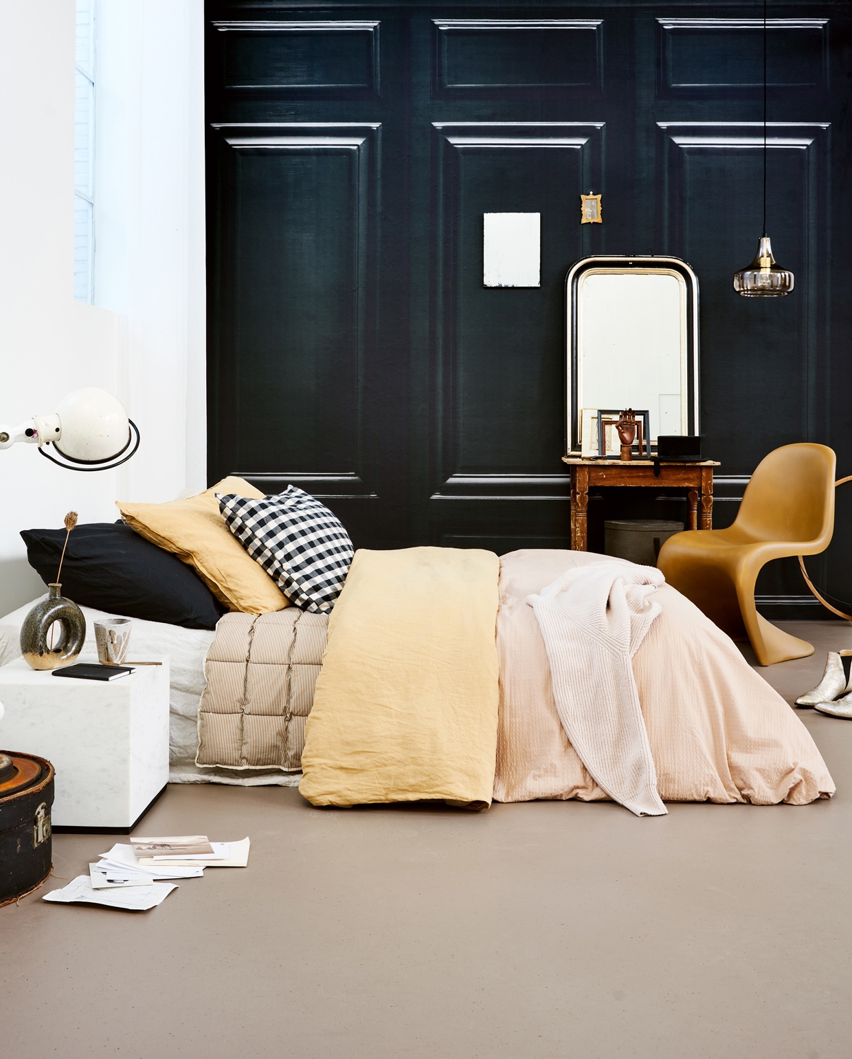 M.m.v. behangfabriek.com (zwart behang Wood Paneling), householdhardware (polyester S-chair), jolandelijkdewebshop (tafel, spiegel, hoedendozen, houten hoepel, gouden lijst, witte Jieldé-lamp), hkliving (marmeren salontafel, verouderde spiegel), sissy-boy.com (mok), sostrenegrene.com (houten hand), vtwonen.nl (vaas, dekbedovertrek, hanglamp), hm.com (zwarte kussenslopen, okergele dekbedovertrekset), littledreamers (dekbed met streep). Overig privébezit.