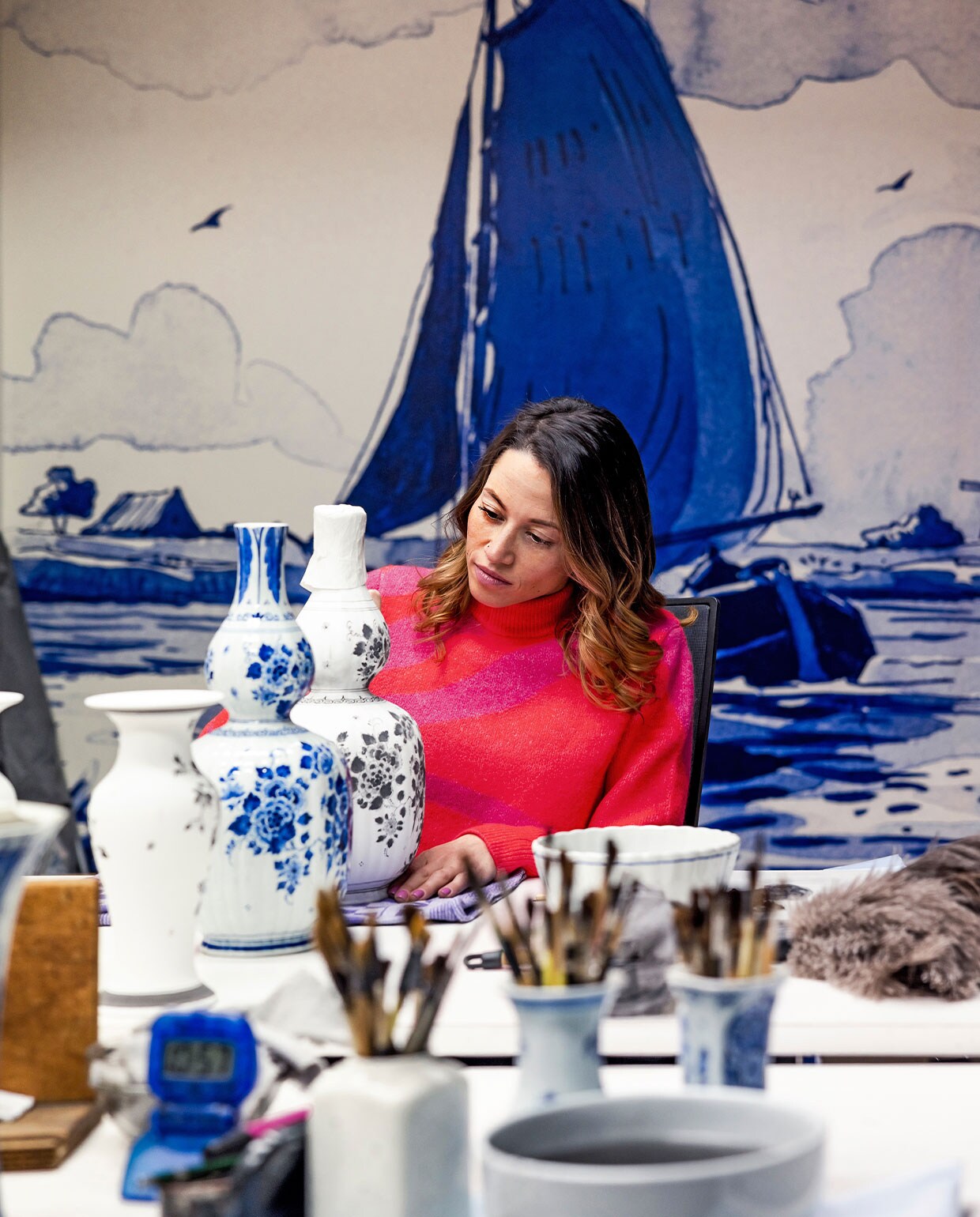 ‘Iedere schilder heeft een model op zijn werkbank staan. Ondanks het feit dat we een model namaken, wordt ieder stuk anders. Ik pik er zo uit wie het heeft gemaakt. Mijn handschrift is bijvoorbeeld speels en levendig.’
