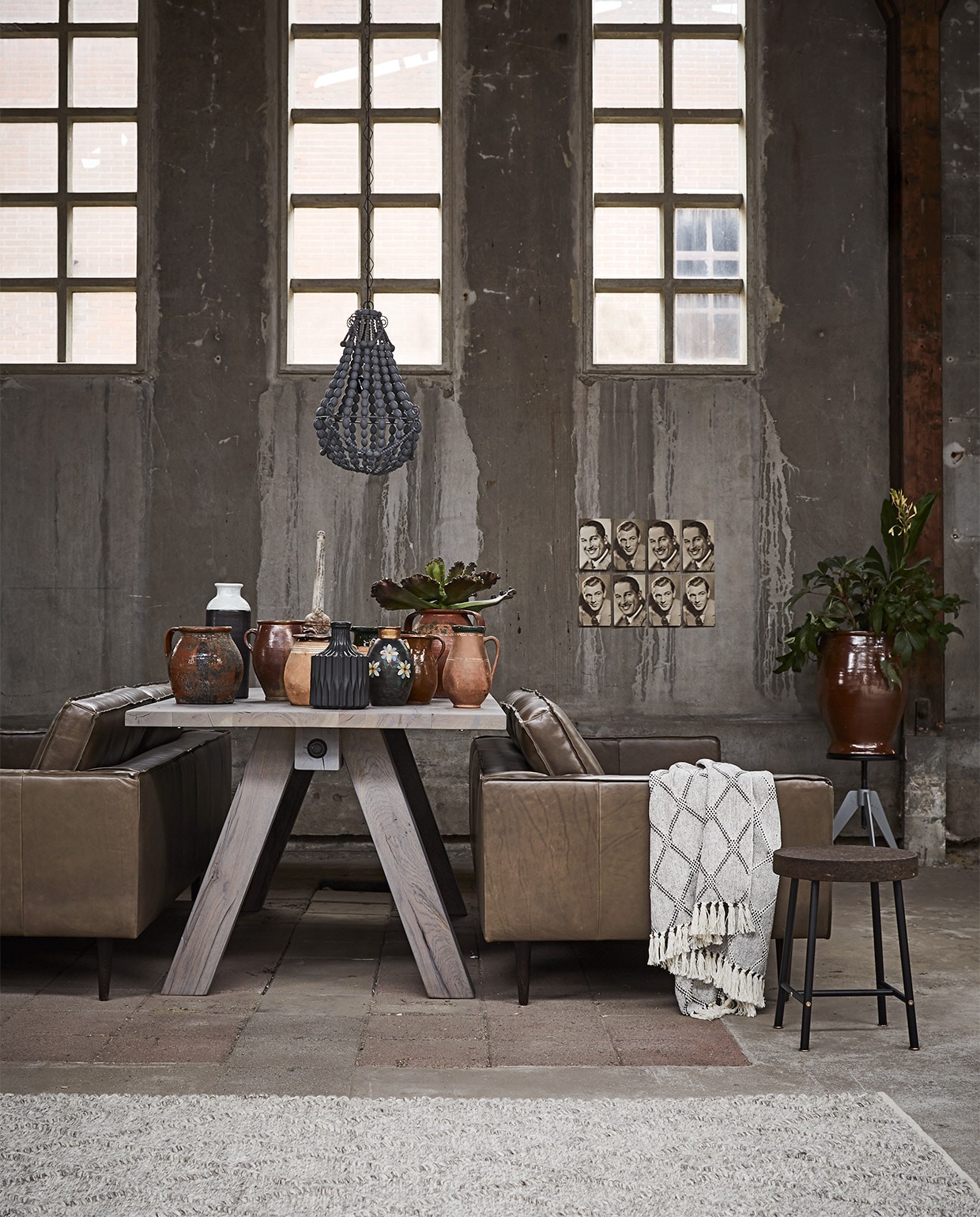 Tafel 200x90x77 cm (lxhxb), kralen kroonluchter Queen, 60×40 cm (hxØ (Bodilson). Banken Slimm in leer kleur Fango, 78x96x211 (Design Loods 5). Diverse potten (Van Dijk &amp; Ko). Zwarte vaas met geometrische tekening, zwart-witte vaas, hoogte 30 cm (HK Living). Kunststof vetplant, zinken pinakel (De Weldaad). Ronde kruk met metalen onderstel, verstelbaar in hoogte, Ø 40 cm, plaid 125×150 cm(HK Living). Grote Keulse pot (Van Dijk &amp; Ko). Overig privébezit.