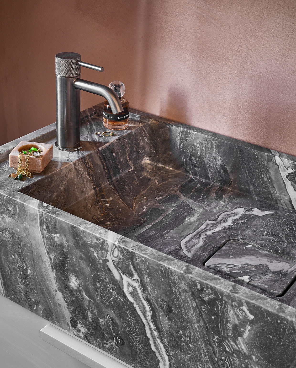 Marmer wastafel Wide in zilvergrijs, 40x61x20 (lxbxd) € 1440,- (ook verkrijgbaar in breedtematen 91 cm en 121 cm).