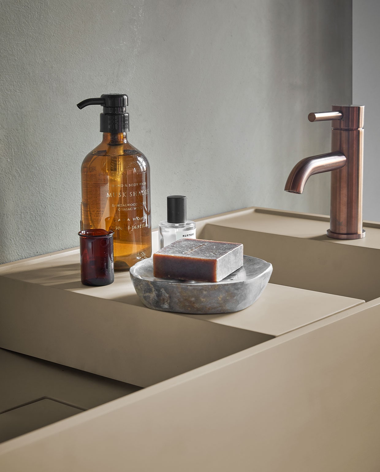Top Solid wastafel Wide in zand, vanaf € 550,- (verkrijgbaar in breedtematen 61 cm, 91 cm, 121 cm en in Quartz en Marmer). Top Solid plateau € 165,- (ook verkrijgbaar in Quartz).